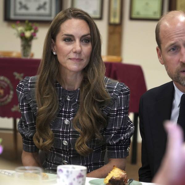 Der Prinz und die Prinzessin von Wales unterhalten sich.