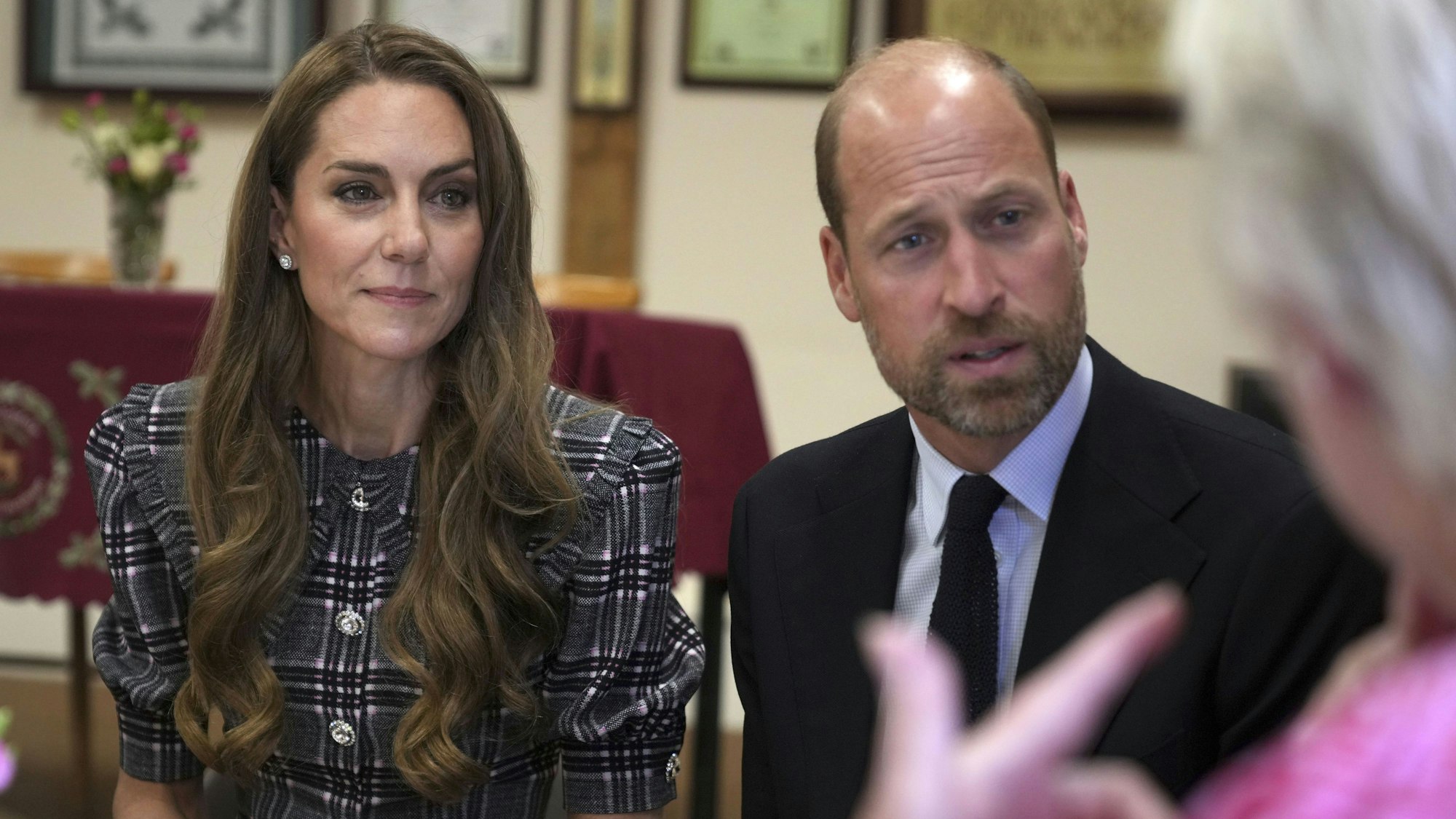 Der Prinz und die Prinzessin von Wales unterhalten sich.