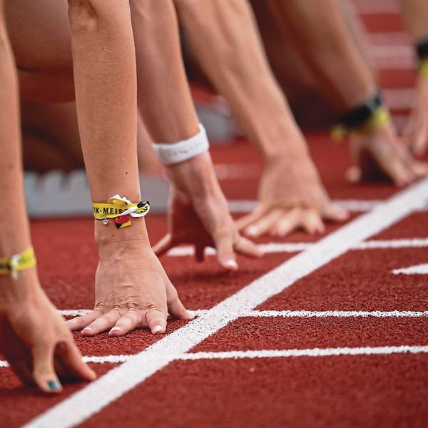 Leichtathletik: Deutsche Meisterschaft im Mehrkampf im Sportzentrum, Siebenkampf, Frauen: Teilnehmerinnen sitzen vor dem Start über 100m Hürden im Startblock. (Illustration zu dpa "«Die Finals» an vier Tagen: Bis zu 20 Sportarten an drei Standorten") Sportlerwahl 2020