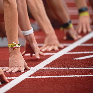 Leichtathletik: Deutsche Meisterschaft im Mehrkampf im Sportzentrum, Siebenkampf, Frauen: Teilnehmerinnen sitzen vor dem Start über 100m Hürden im Startblock. (Illustration zu dpa "«Die Finals» an vier Tagen: Bis zu 20 Sportarten an drei Standorten") Sportlerwahl 2020