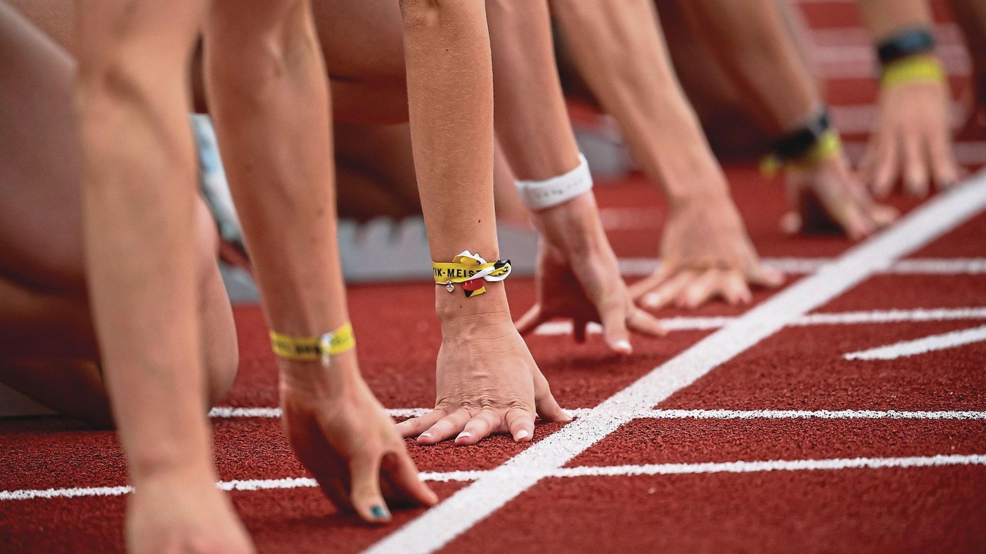 Leichtathletik: Deutsche Meisterschaft im Mehrkampf im Sportzentrum, Siebenkampf, Frauen: Teilnehmerinnen sitzen vor dem Start über 100m Hürden im Startblock. (Illustration zu dpa "«Die Finals» an vier Tagen: Bis zu 20 Sportarten an drei Standorten") Sportlerwahl 2020