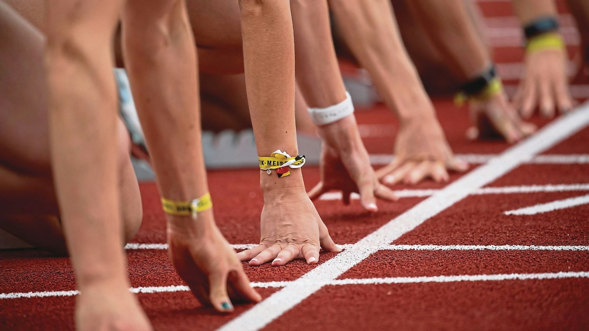 Leichtathletik: Deutsche Meisterschaft im Mehrkampf im Sportzentrum, Siebenkampf, Frauen: Teilnehmerinnen sitzen vor dem Start über 100m Hürden im Startblock. (Illustration zu dpa "«Die Finals» an vier Tagen: Bis zu 20 Sportarten an drei Standorten") Sportlerwahl 2020