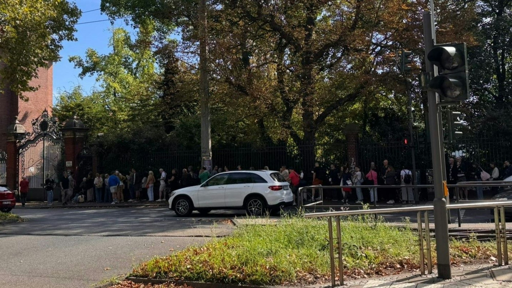 Lange Schlangen vor dem Wasserschloss Weißhaus in Köln am Wochenende.