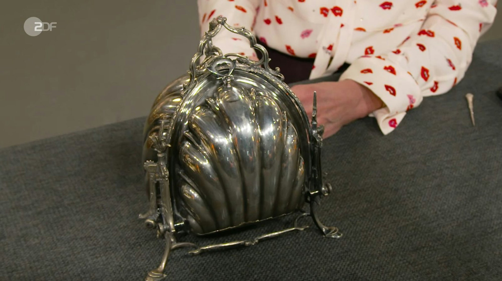Heide Rezepa-Zabel datierte einen drei-klappigen Biscuit-Warmer aus Neusilber zwischen 1870 und 1890. Der Wunschpeis für das Objekt britischer Tischkultur lag bei 200 bis 220 Euro. Die Expertin schätzte 250 bis 350 Euro. Händler Roman Runkel zahlte 300 Euro.
(Bild: ZDF)