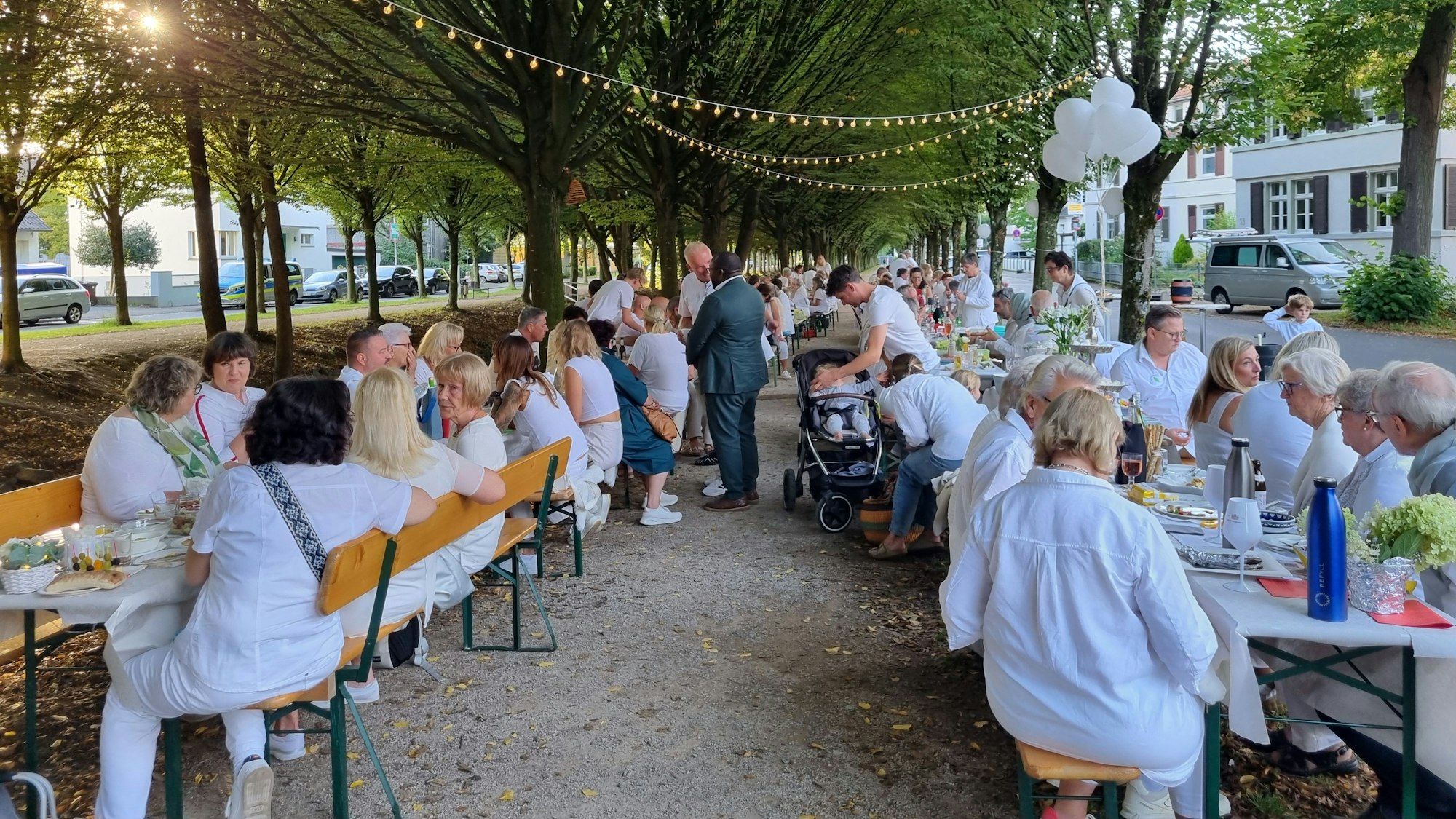 Ganz in Weiß machten sich Opladenerinnen und Opladener für ihre Wiembachallee stark.