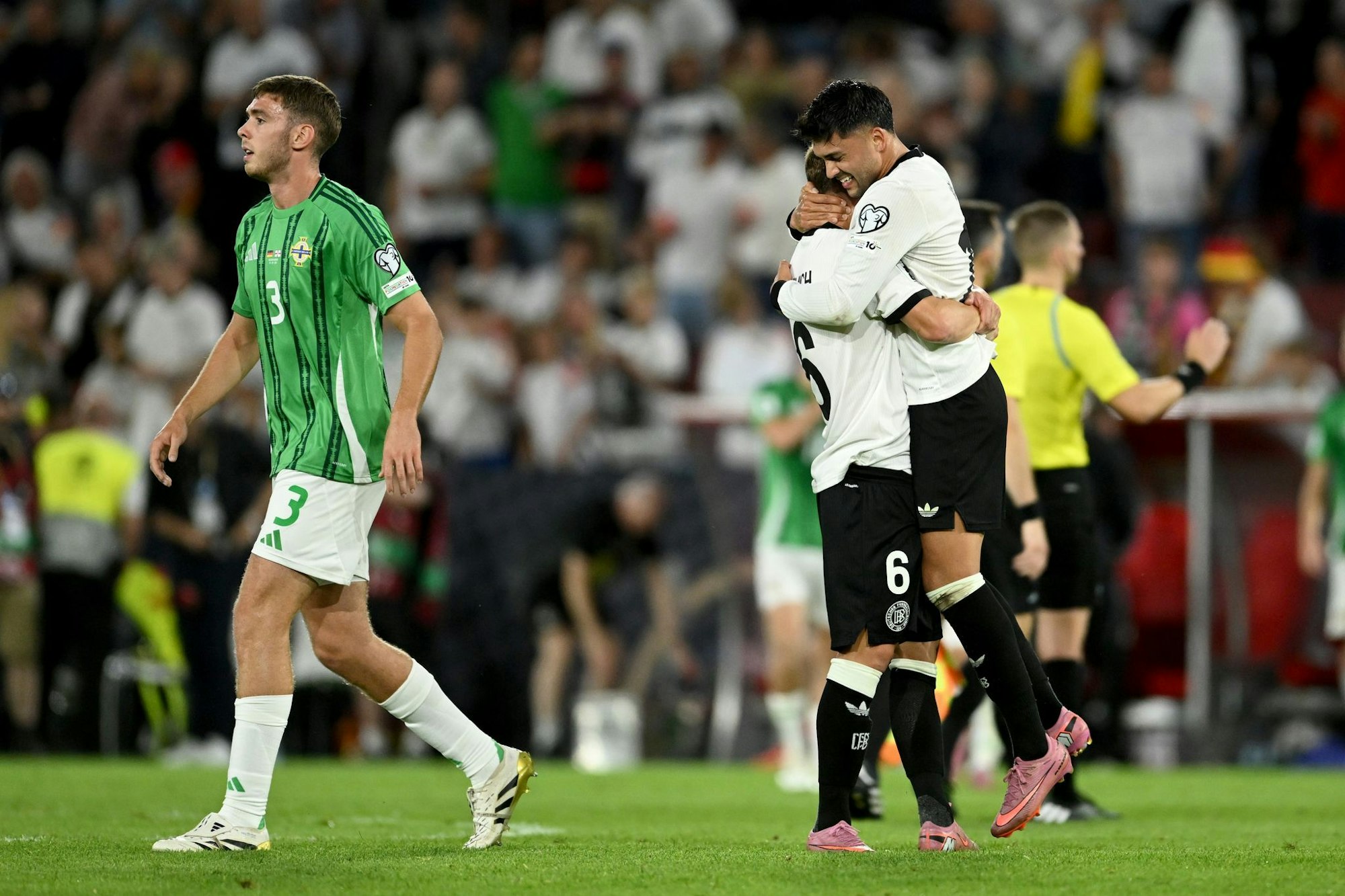 Kapitän Joshua Kimmich feiert nach dem Schlusspfiff Torschütze Nadiem Amiri.