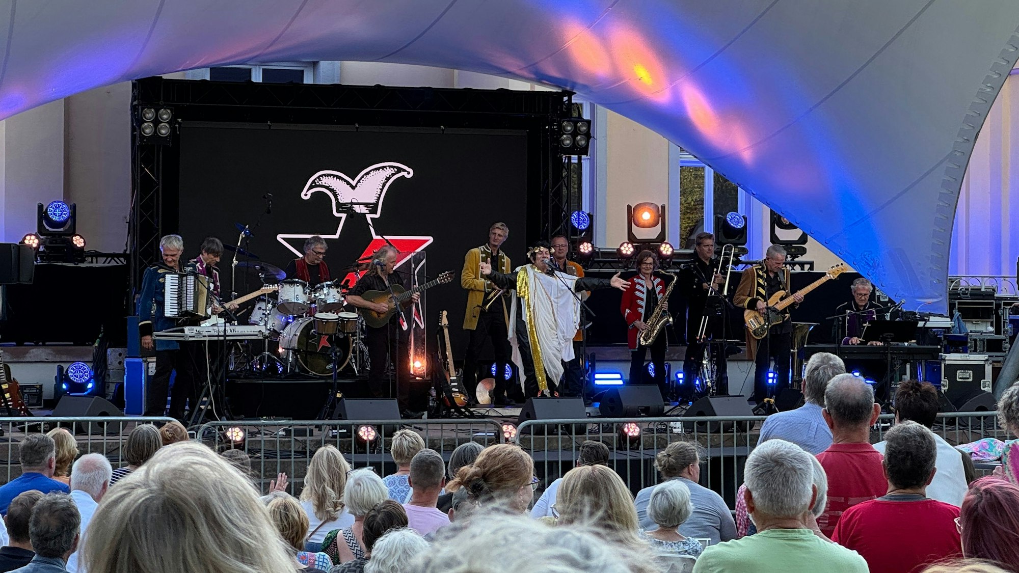 „Köbes Underground“ verwandelt das Festival im Schlosspark Morsbroich in ein kölsches Rock-Spektakel voller Parodien, Kostümwechsel und musikalischer Überraschungen.