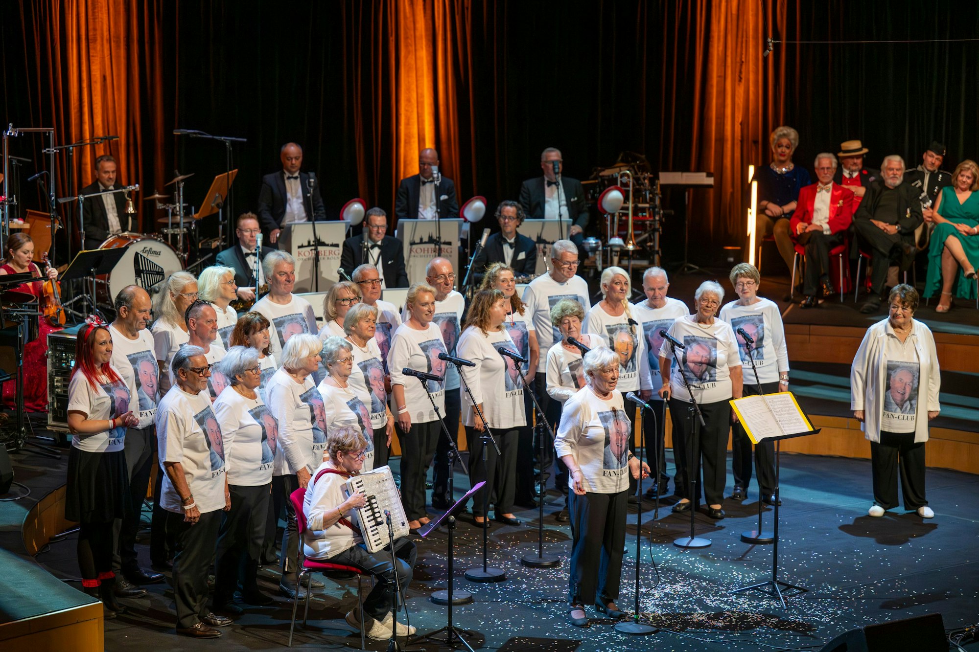 „Ben ich och nit mieh janz so knusprig...“: Der Ludwig Sebus Fanclub bei seinem Auftritt in der Philharmonie bei der Gala zum 100. Geburtstag des Altmeisters