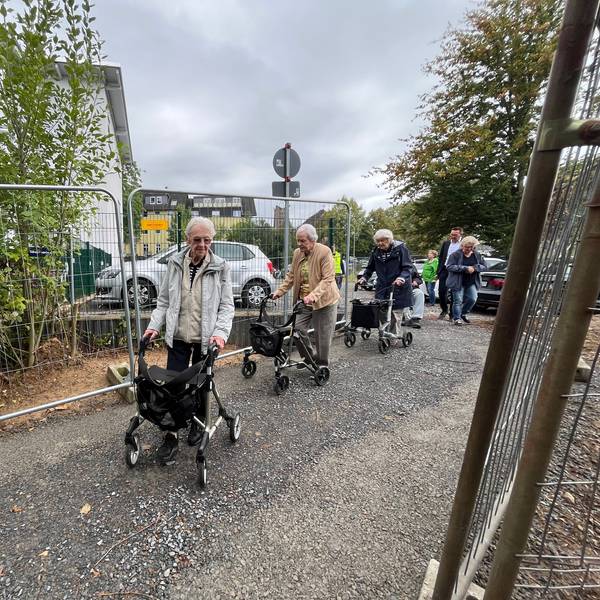 Senioren auf Fußweg