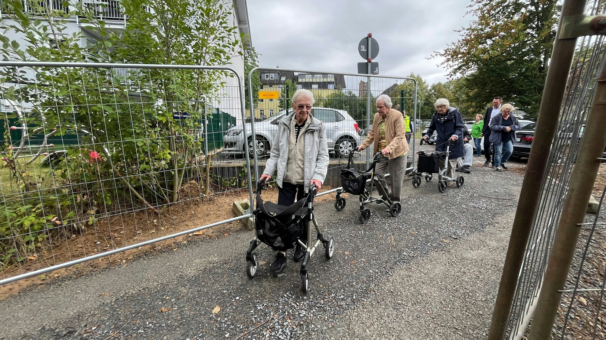 Der provisorische Gehweg vom Luchtenberg-Richartz-Haus zur Montanusstraße