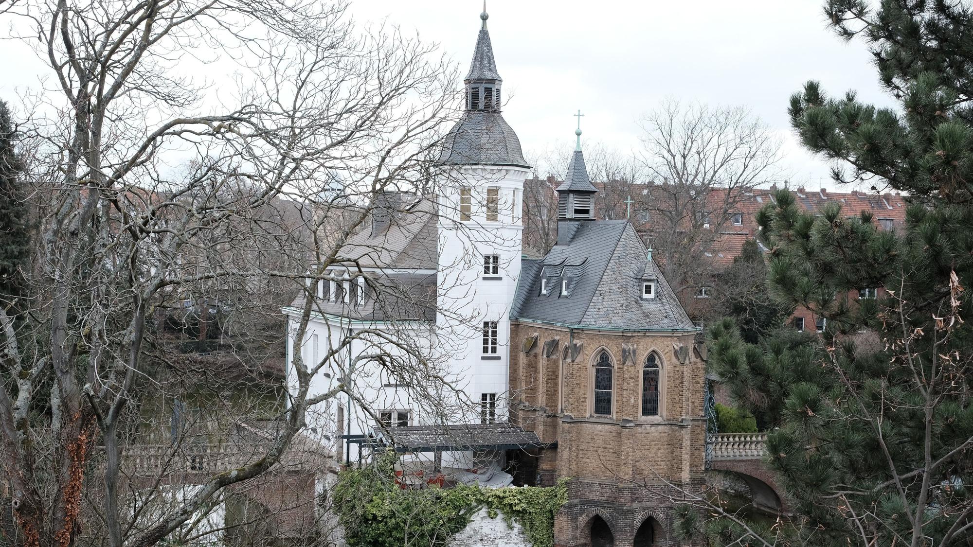 Das Wasserschloß Weißhaus in Sülz gehört zu den Schmuckstücken der Stadt Köln.