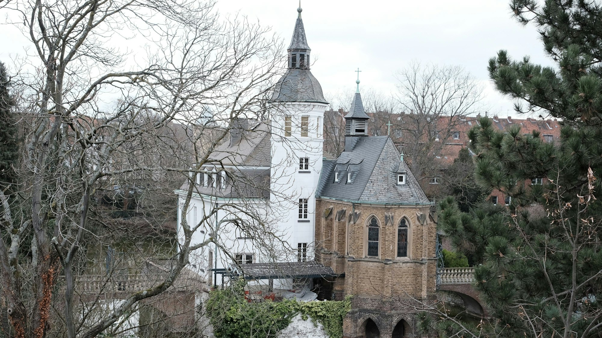 Das Wasserschloß Weißhaus in Sülz gehört zu den Schmuckstücken der Stadt Köln.