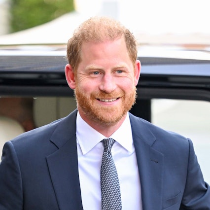 Prinz Harry lächelt.