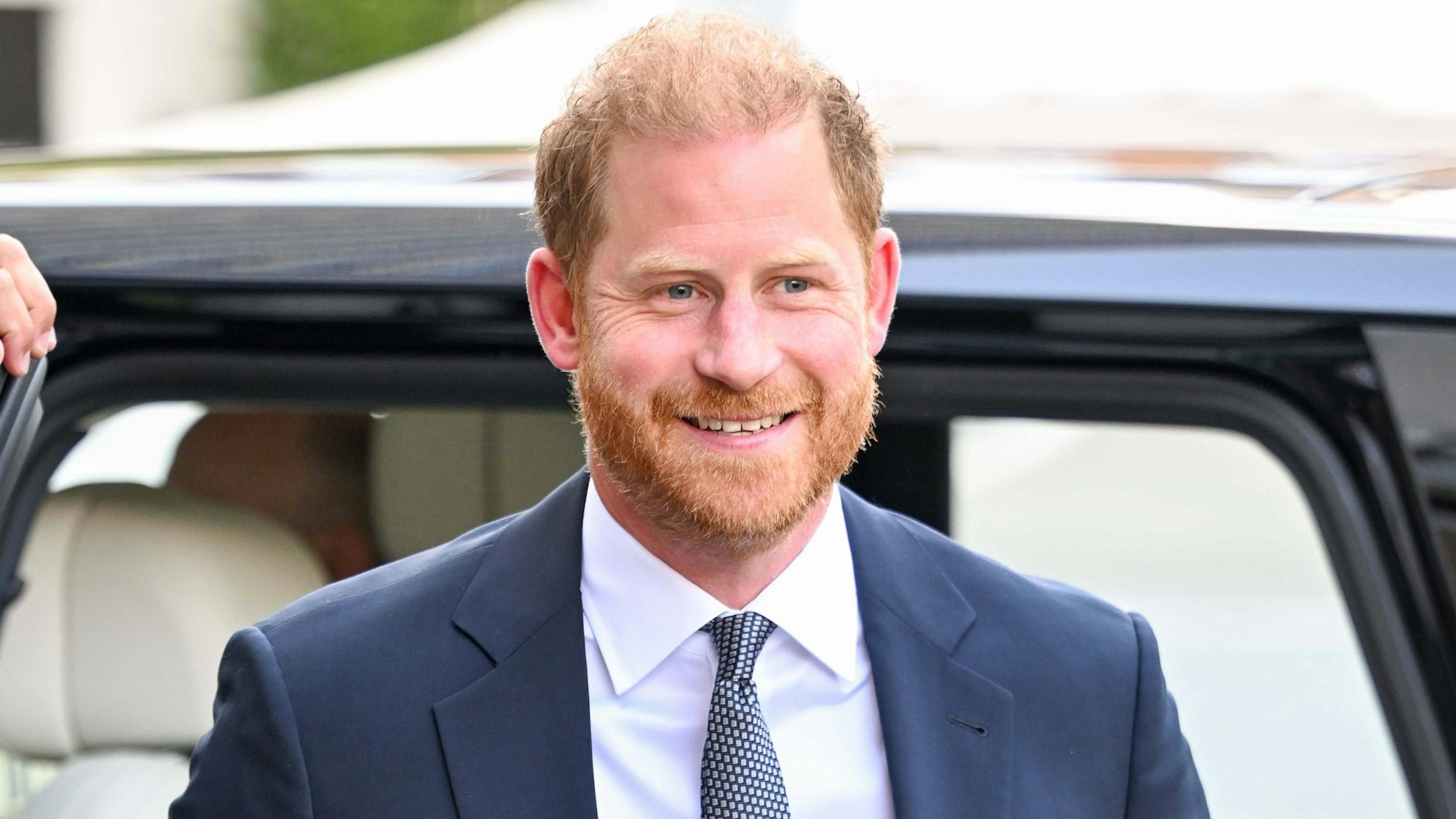 Prinz Harry lächelt.