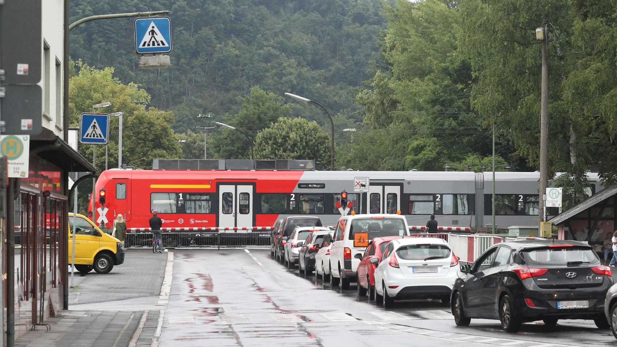 Stillstand auf der Brückenstraße: Frühestens 2033 kann eine Unterführung an Stelle des beschrankten Bahnübergangs gebaut werden.