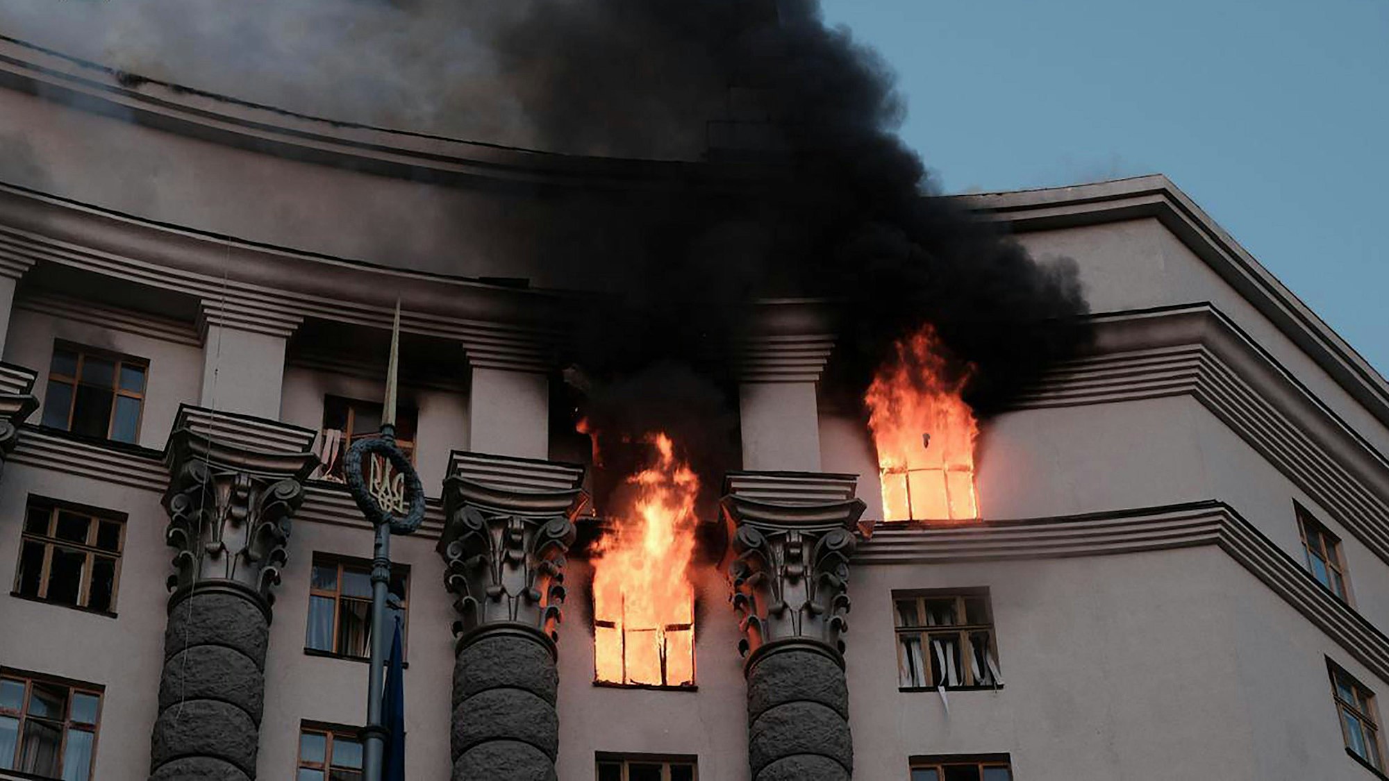 Flammen schlagen aus dem ukrainischen Regierungssitz in Kyjiw nach einem russischen Angriff auf die Hauptstadt. (Archivbild)