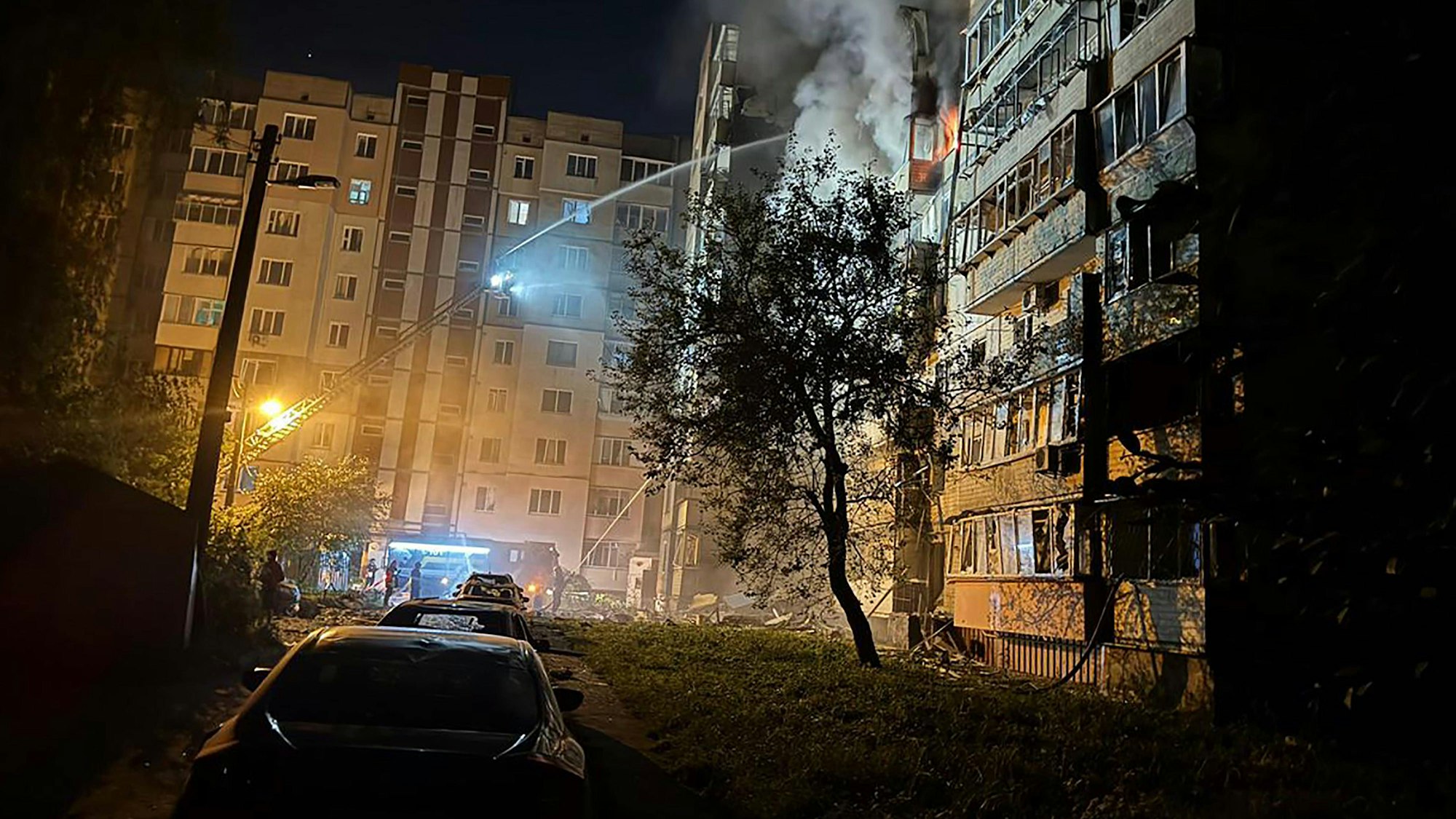 Feuerwehrleute kämpfen gegen einen Brand in einem Wohnhaus, der nach dem erneuten russischen Rekordangriff auf Kyjiw entstanden ist. (Archivbild)