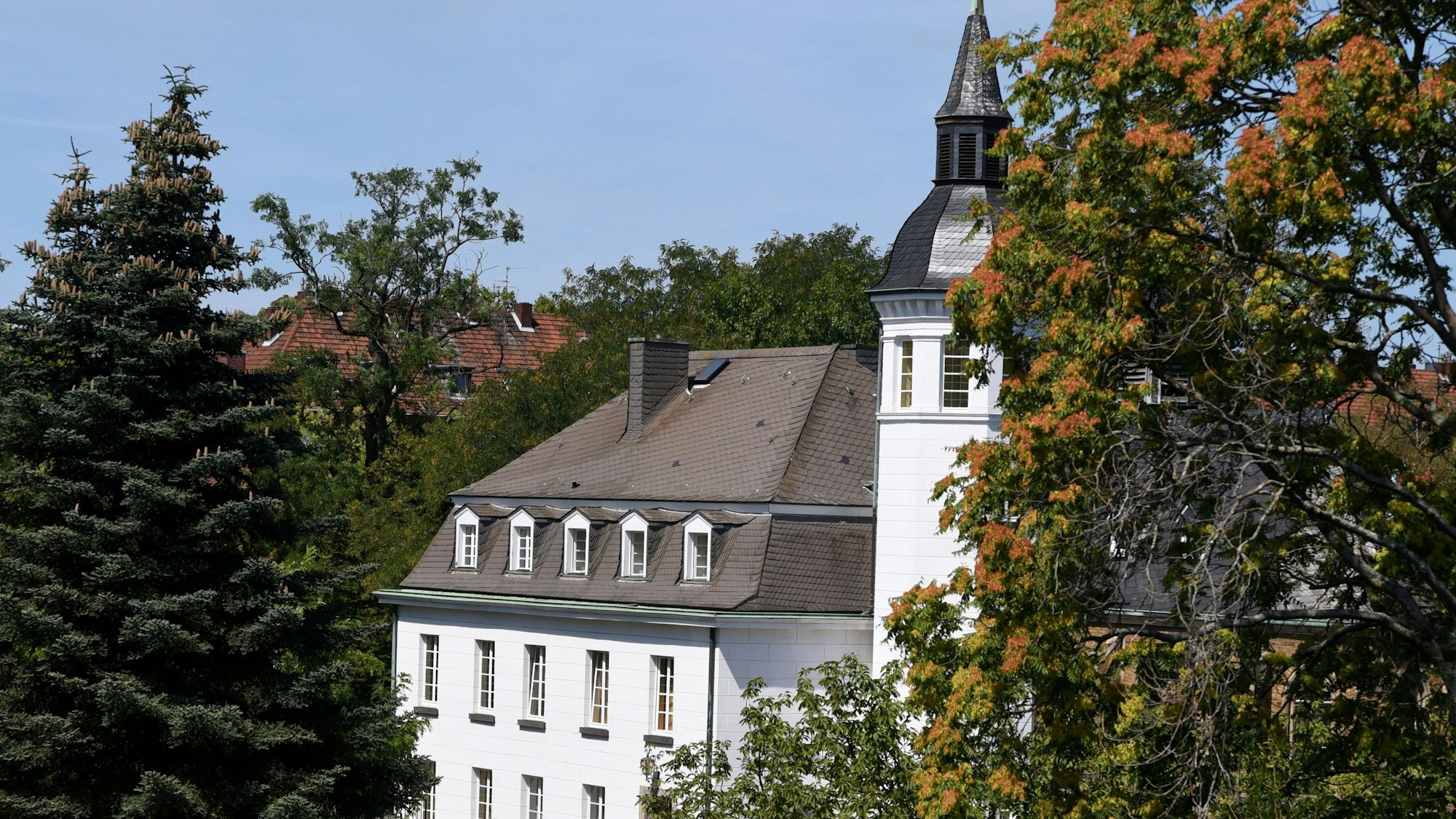 Blick vom benachbarten Hildegard von Binnen Gymnasium auf das Schloss Weißhaus in Köln-Sülz.