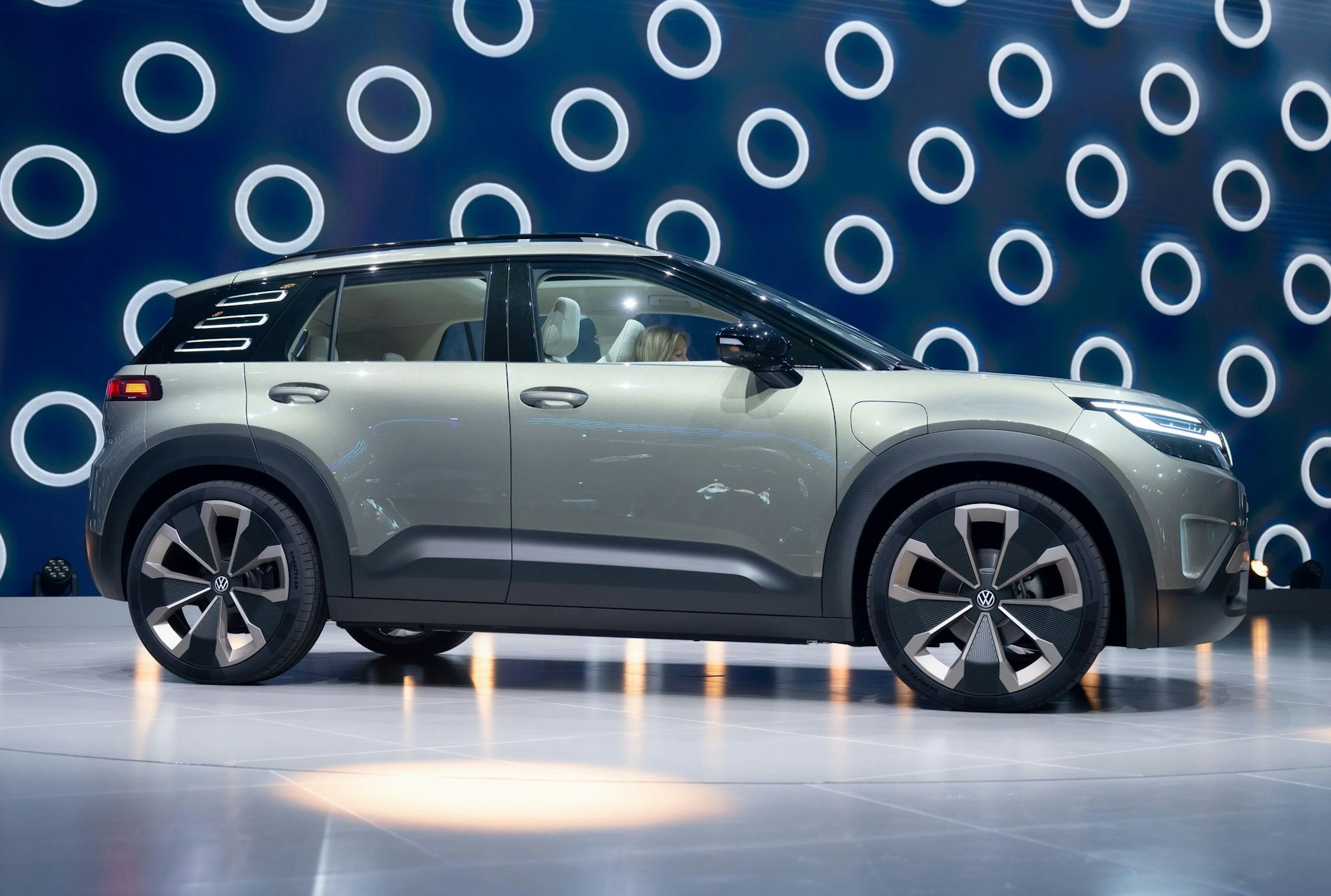 Der ID.Cross soll als kleines elektrisches SUV mit gut 400 Kilometern Reichweite die Städte erobern.
