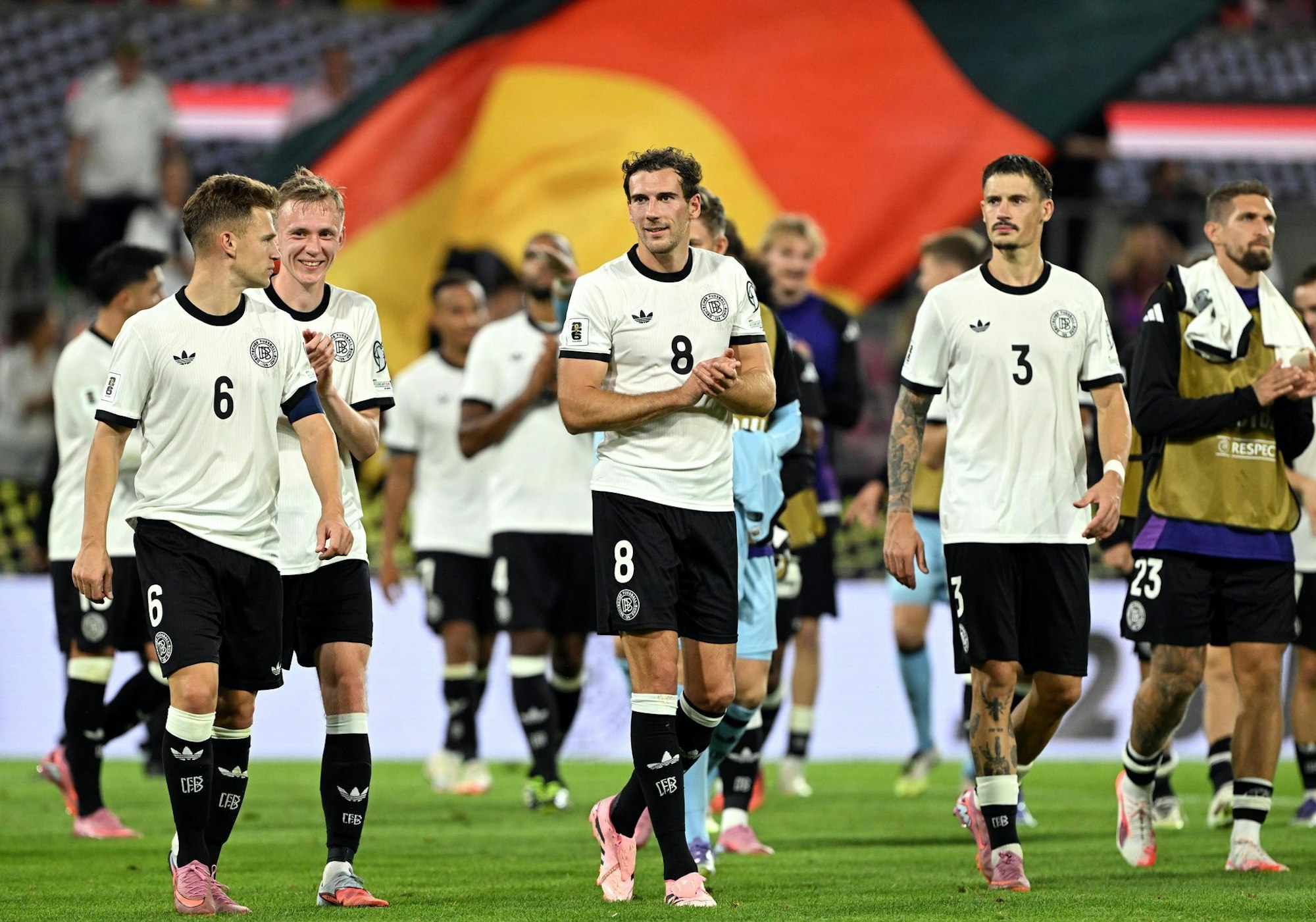 Pure Erleichterung: Nach dem Spiel gab es für die deutschen Spieler um Kapitän Joshua Kimmich (l) und Leon Goretzka (M) doch noch Applaus.