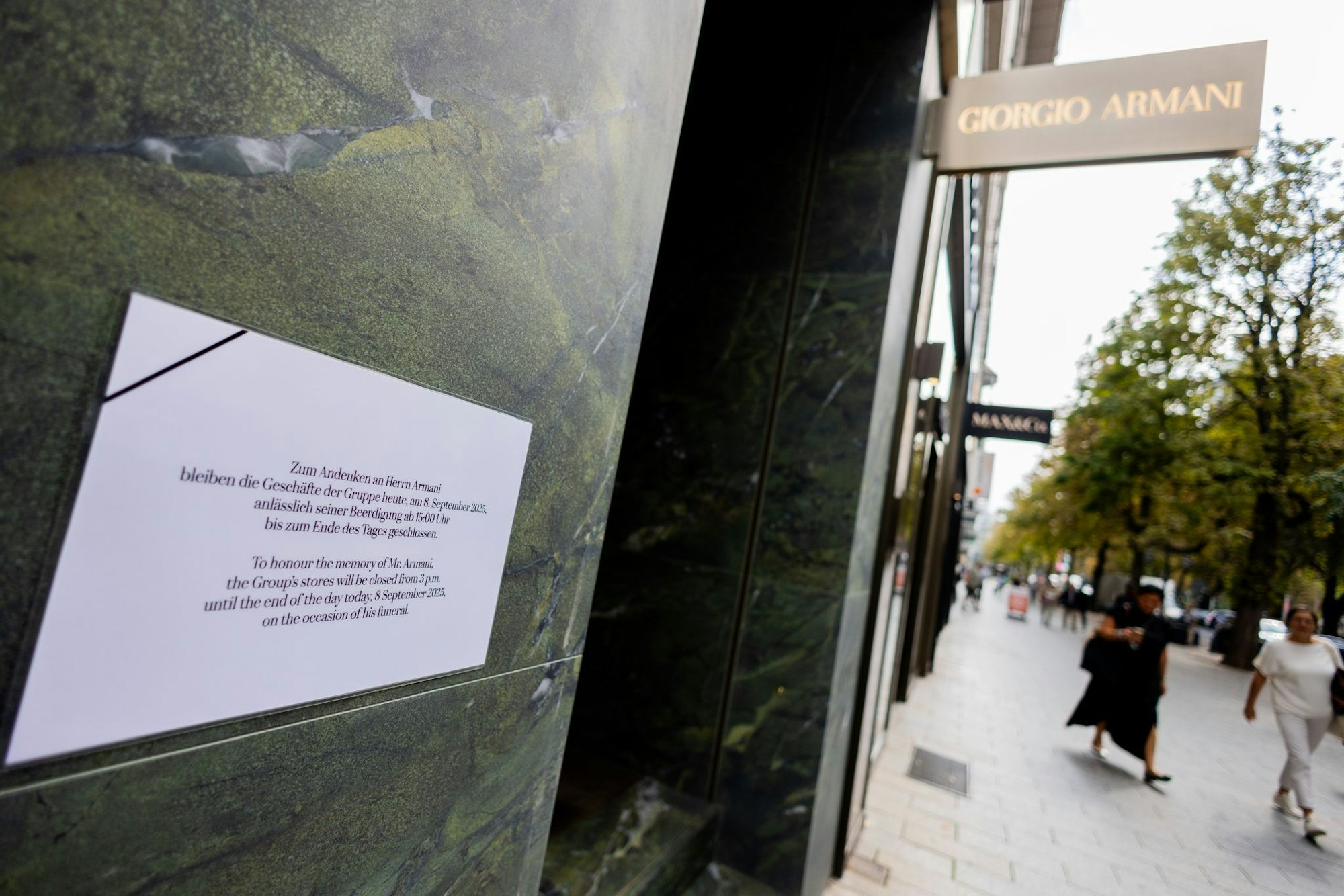 Die Armani-Filiale auf der Düsseldorfer Königsallee blieb am Nachmittag geschlossen.