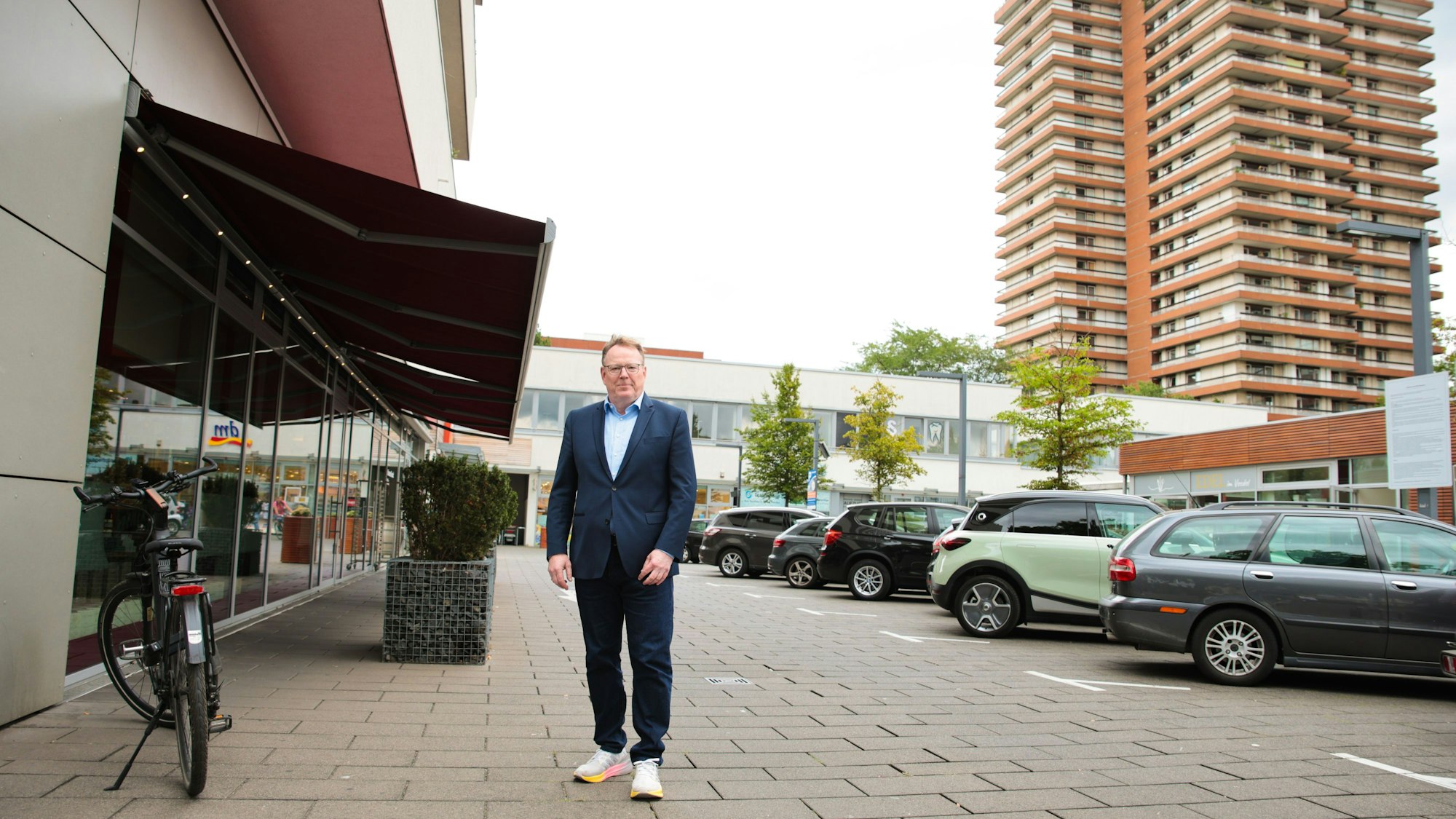 Torsten Burmester am Goltstein-Carré, im Hintergrund der alte Allianz-Wohnpark.