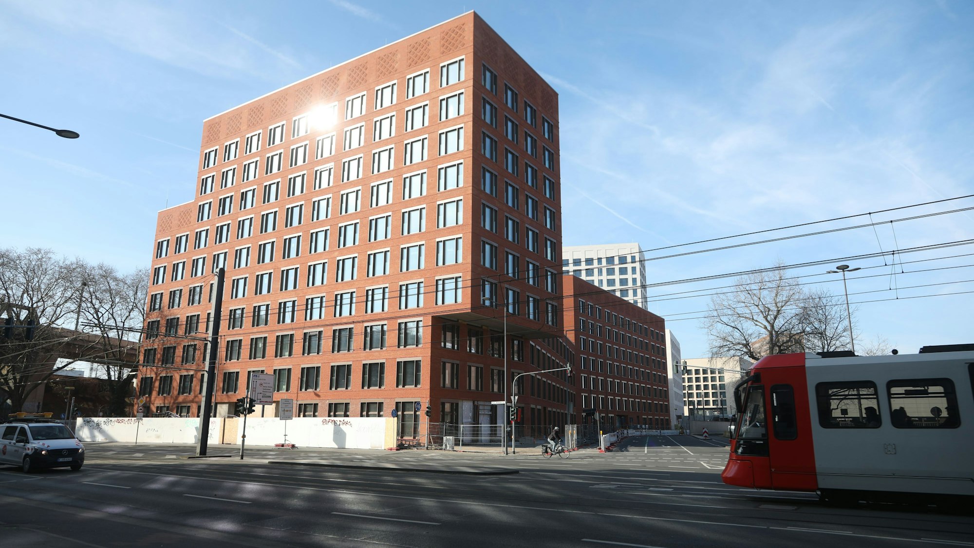 Das Büroensemble ROSSIO, ein im Bau befindliches Bürogebäude an der Kreuzung Barmer Straße / Deutz-Mülheimer Straße. Das letzte Gebäude in der Messe-City wurde von der Stadt Köln gekauft. Foto: Arton Krasniqi