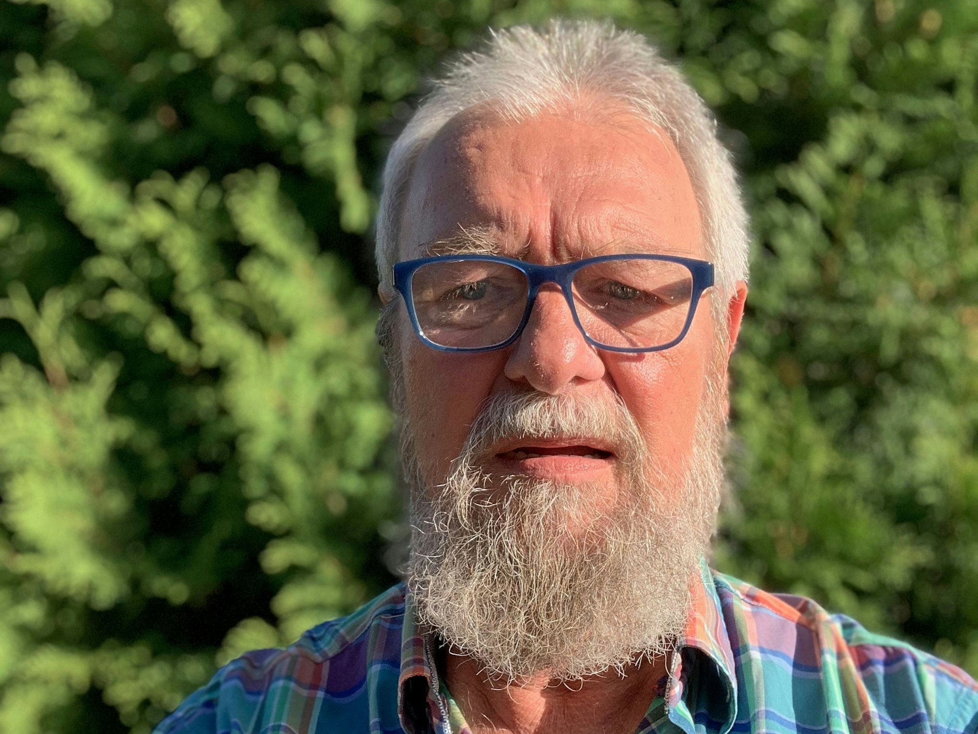 Das Bild zeigt Gunter Echtle vor einer Hecke.