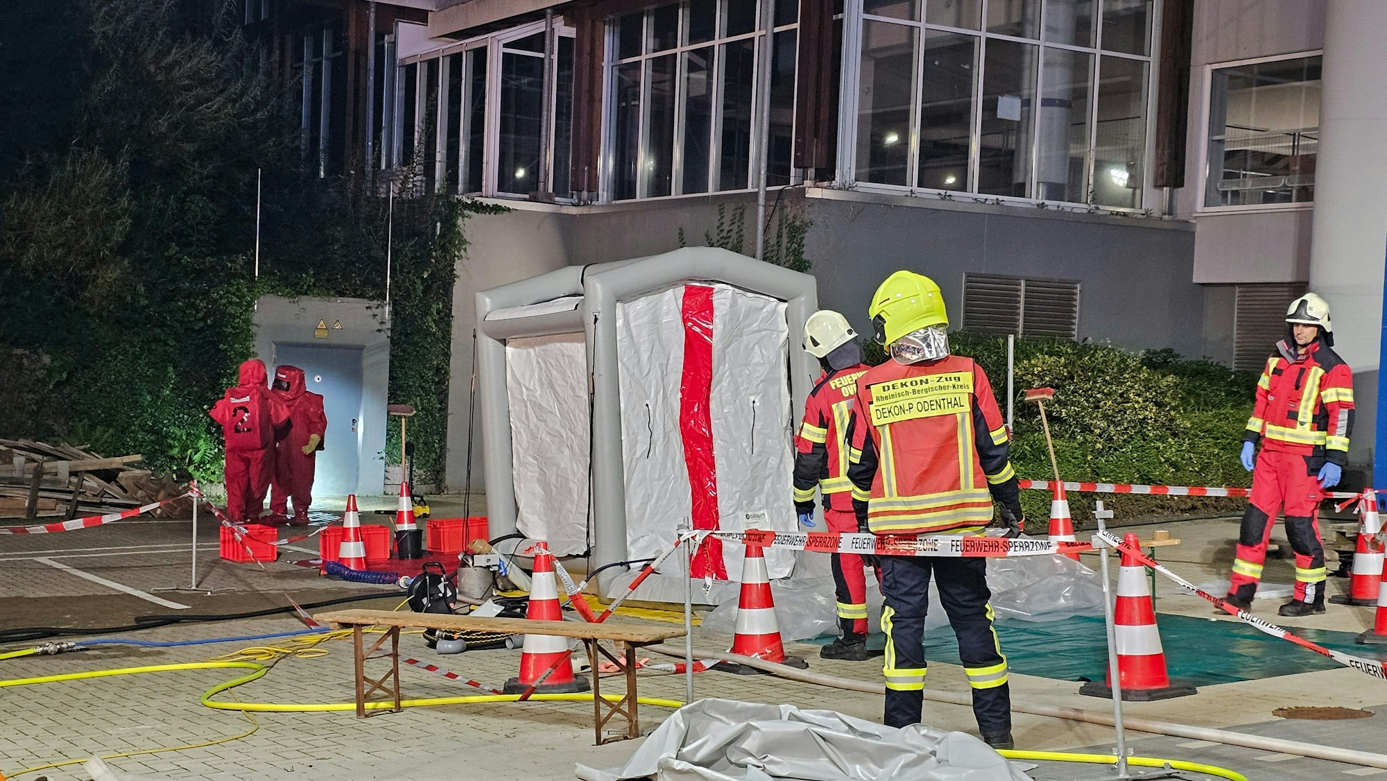 Einsatzkräfte gingen in Chemikalienanzügen vor, danach wurden sie dekontaminiert.
