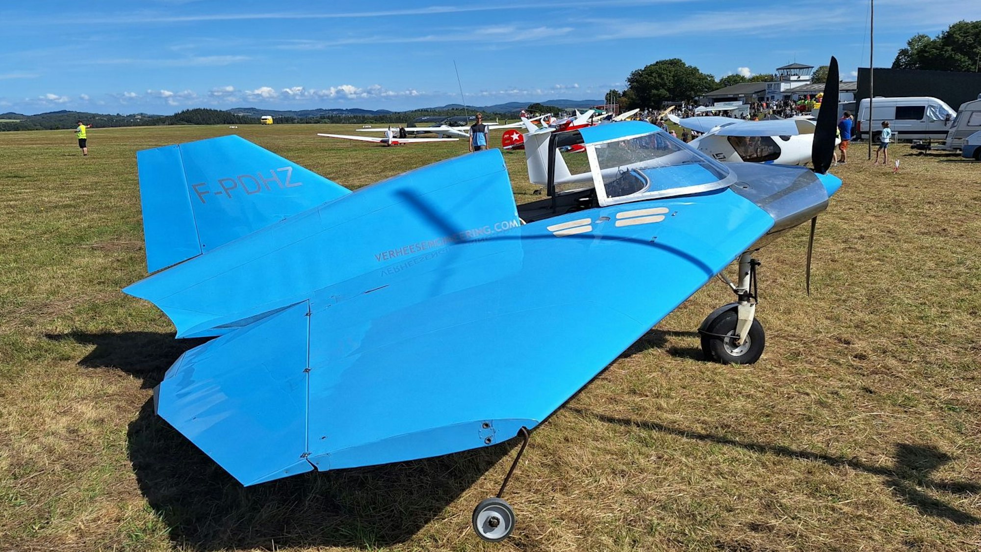 Das knallblaue kleine Flugzeug hat eine ungewöhnliche Form mit sehr großen Tragflächen.