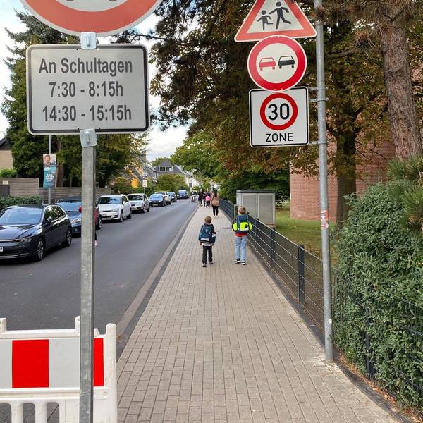 Das Verbotsschild mit den Sperrzeiten ist zu sehen.