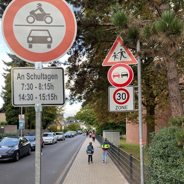 Das Verbotsschild mit den Sperrzeiten ist zu sehen.