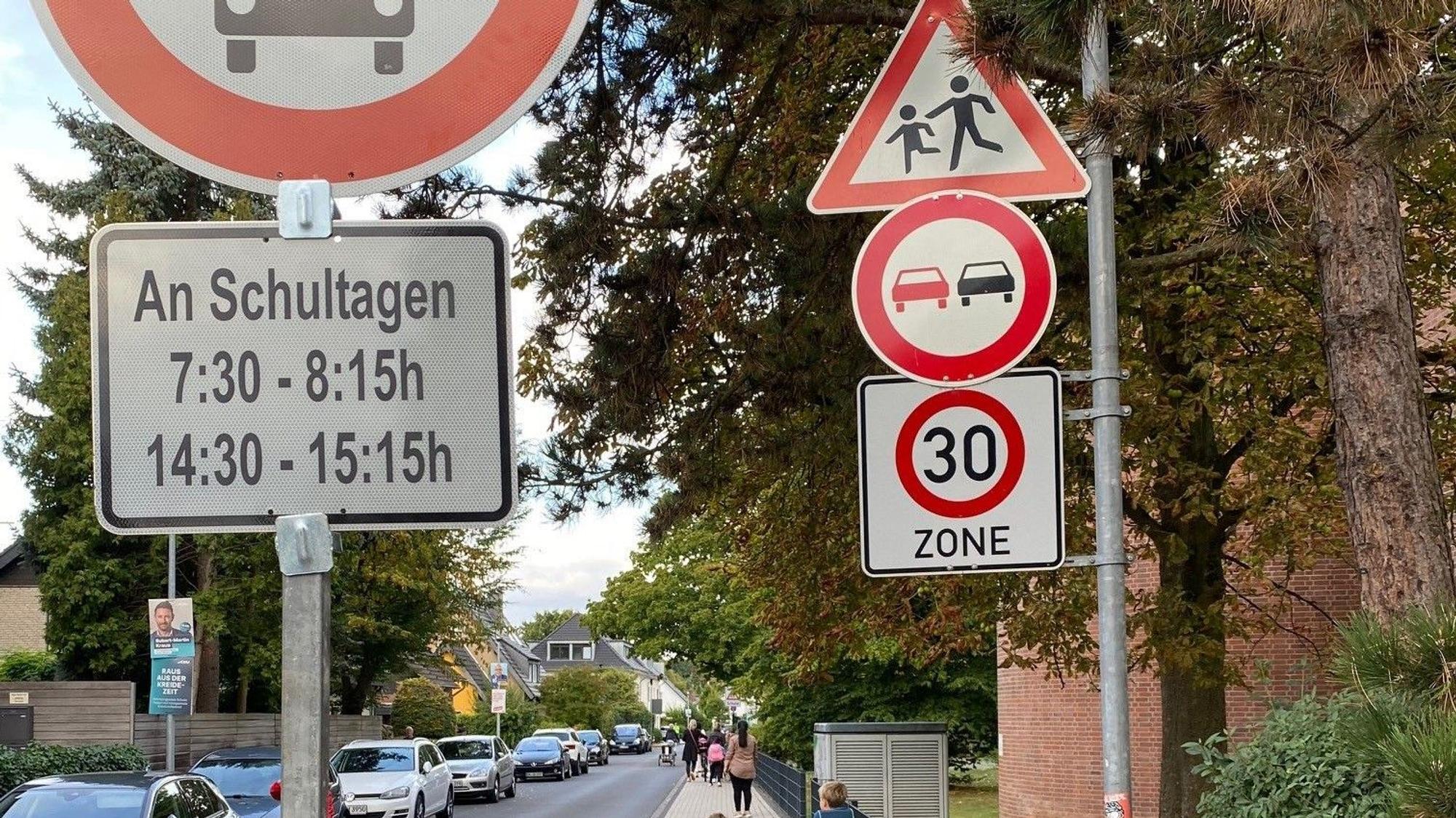 Schilder verbieten das Einfahren in eine Straße zu bestimmten Zeiten.