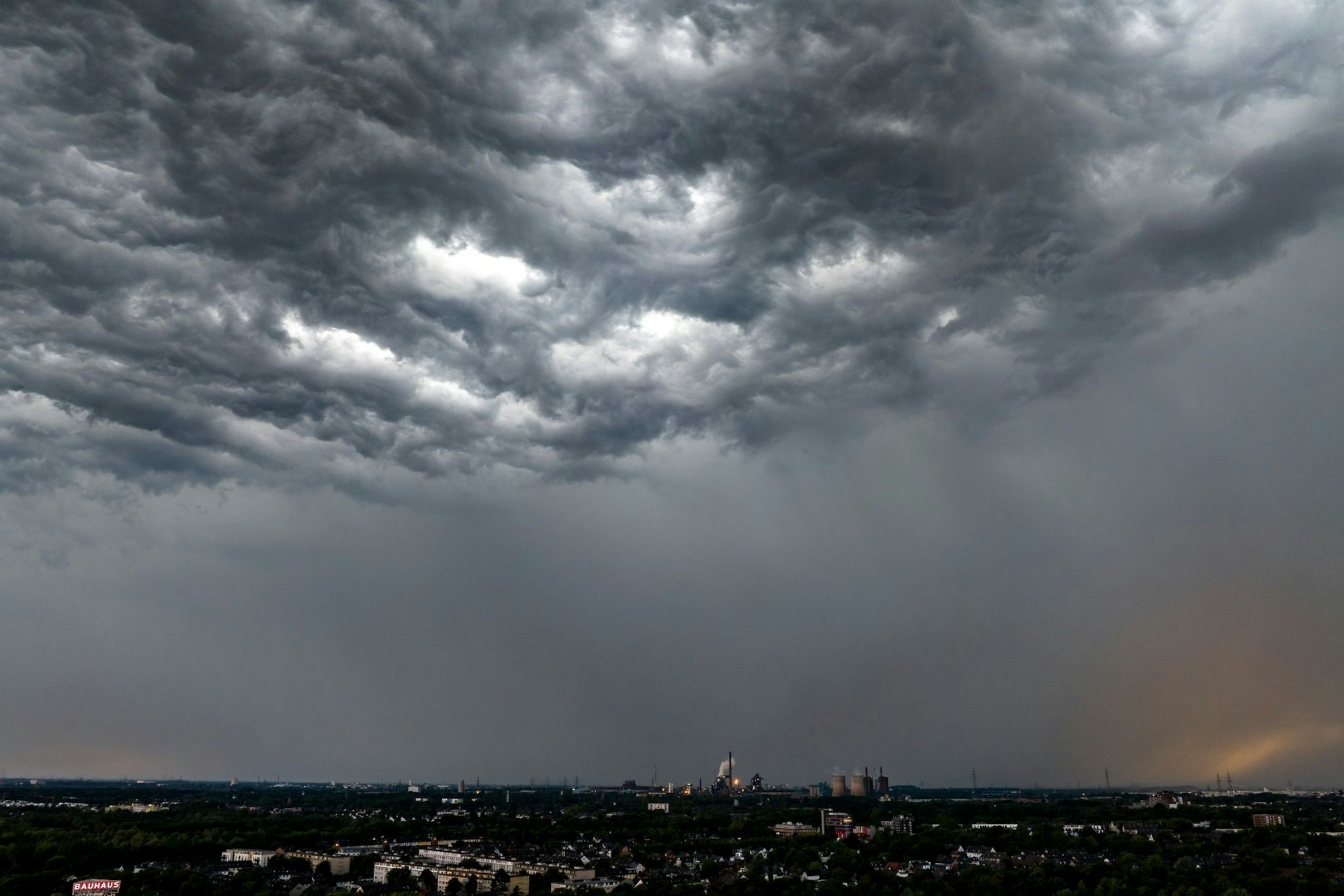 Im Westen sind heute Gewitter und Starkregen möglich. (Symbolbild)