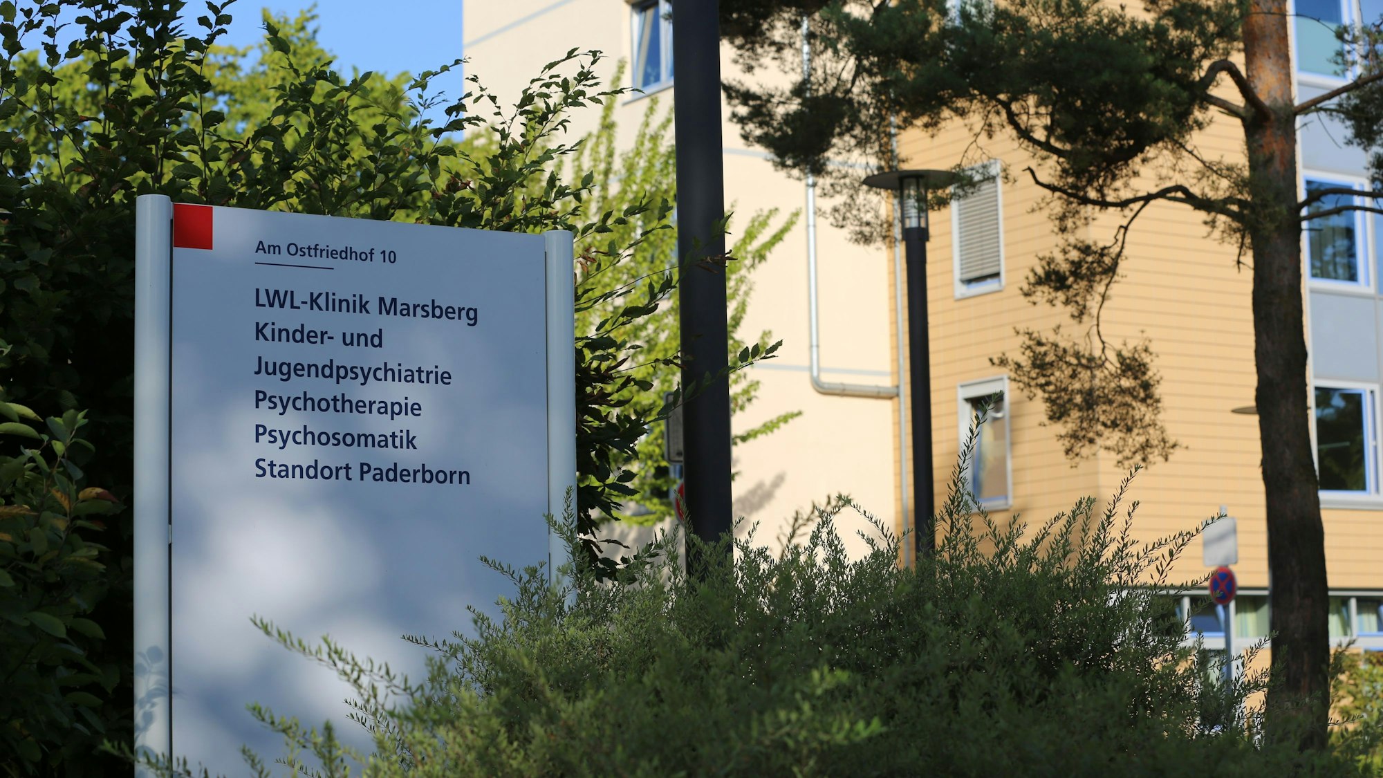 17.08.2025, Nordrhein-Westfalen, Paderborn: Ein Schild weist auf die kinder- und jugendpsychiatrische Klinik hin. In der Klinik soll eine 13-jährige Patientin eine Betreuerin mit einem spitzen Gegenstand angegriffen haben. Foto: Christian Müller/dpa +++ dpa-Bildfunk +++