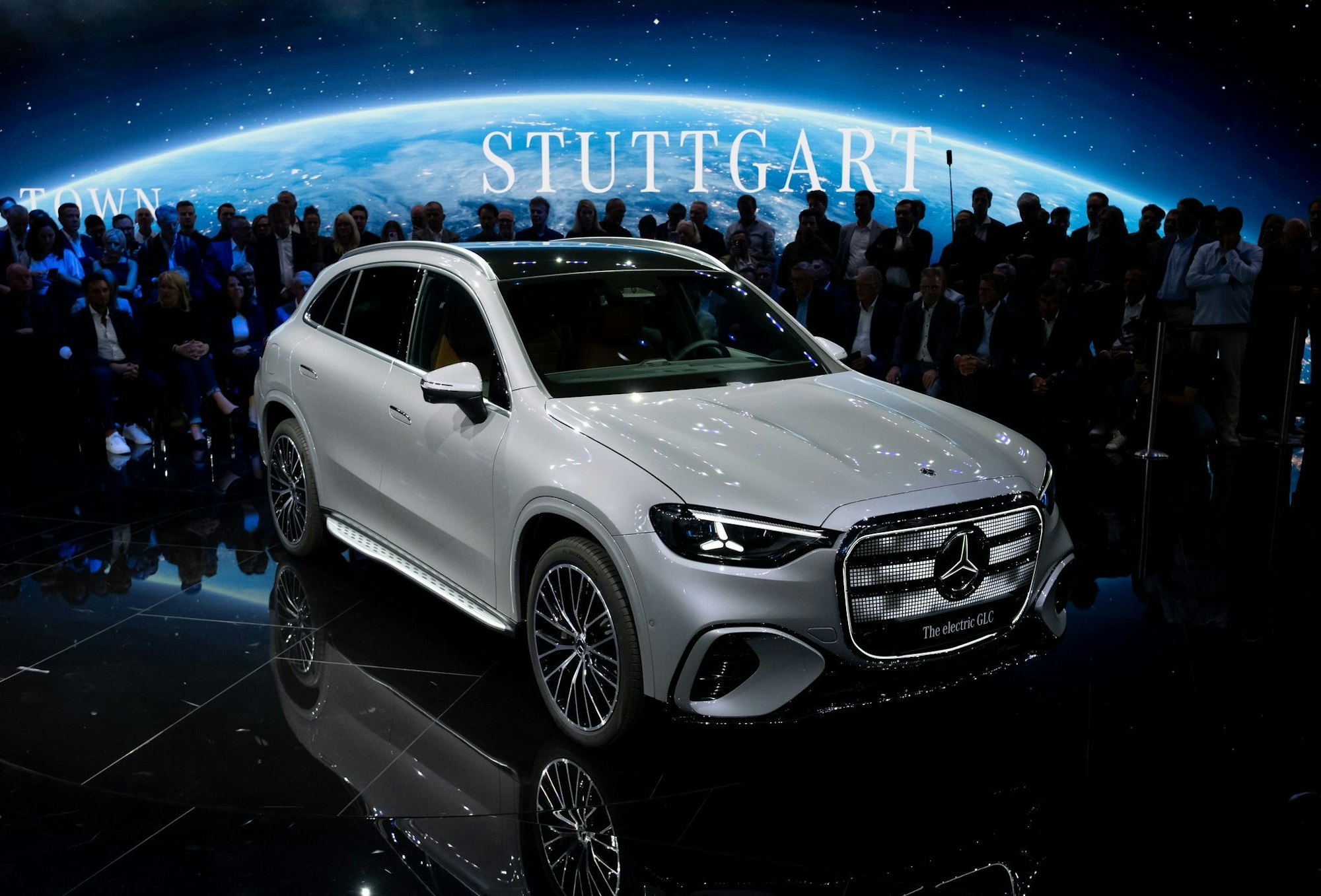 490 PS und eine Reichweite von 713 Kilometern: Mercedes bringt den elektrischen GLC für rund 72.000 Euro auf den Markt.