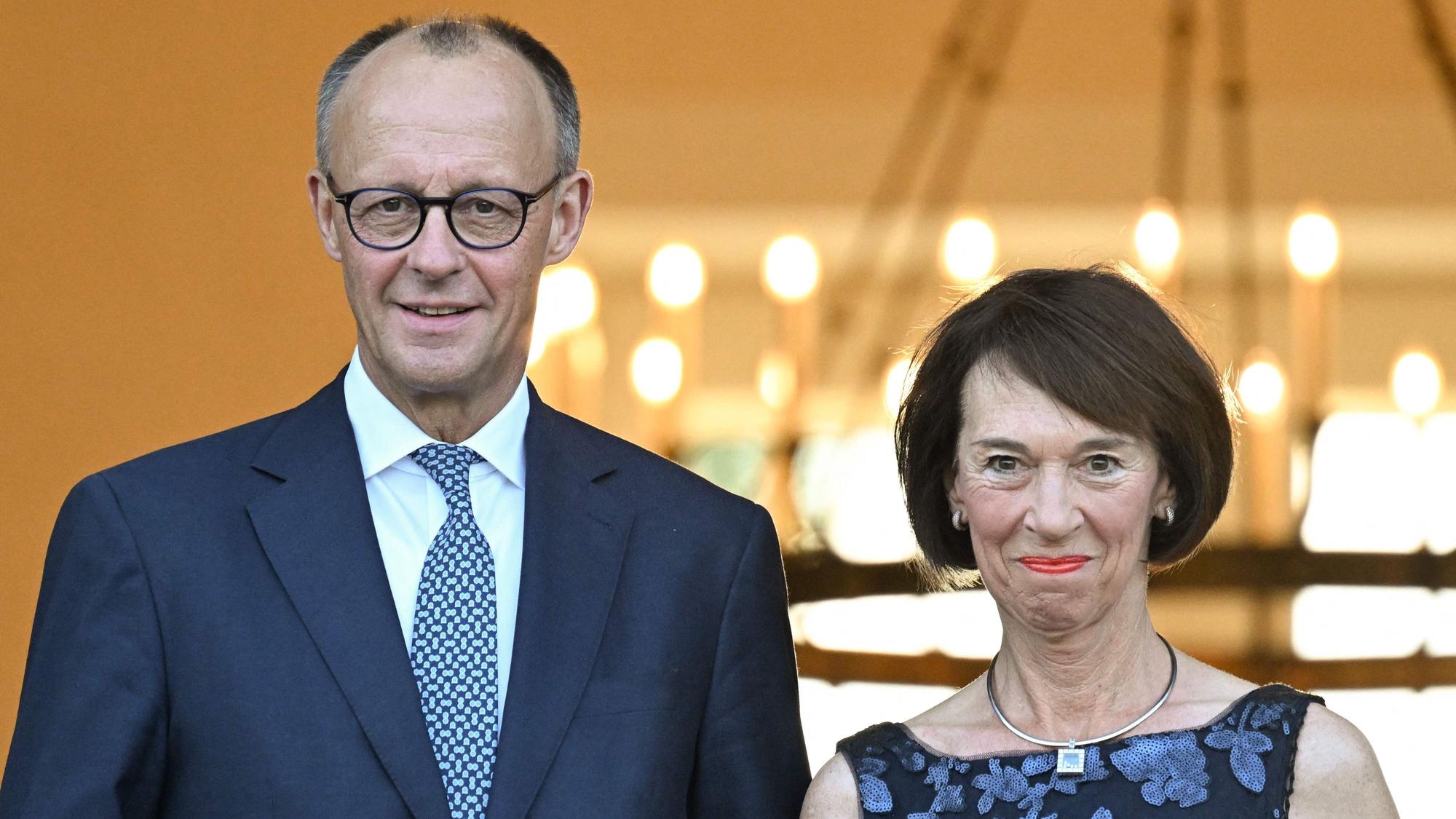 Kanzler Friedrich Merz zusammen mit seiner Frau Charlotte. (Archivbild)