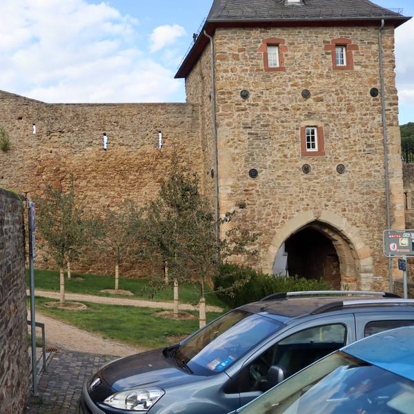Zwei Autos stehen auf den beiden Parkplätzen vor dem Heisterbacher Tor in Bad Münstereifel.