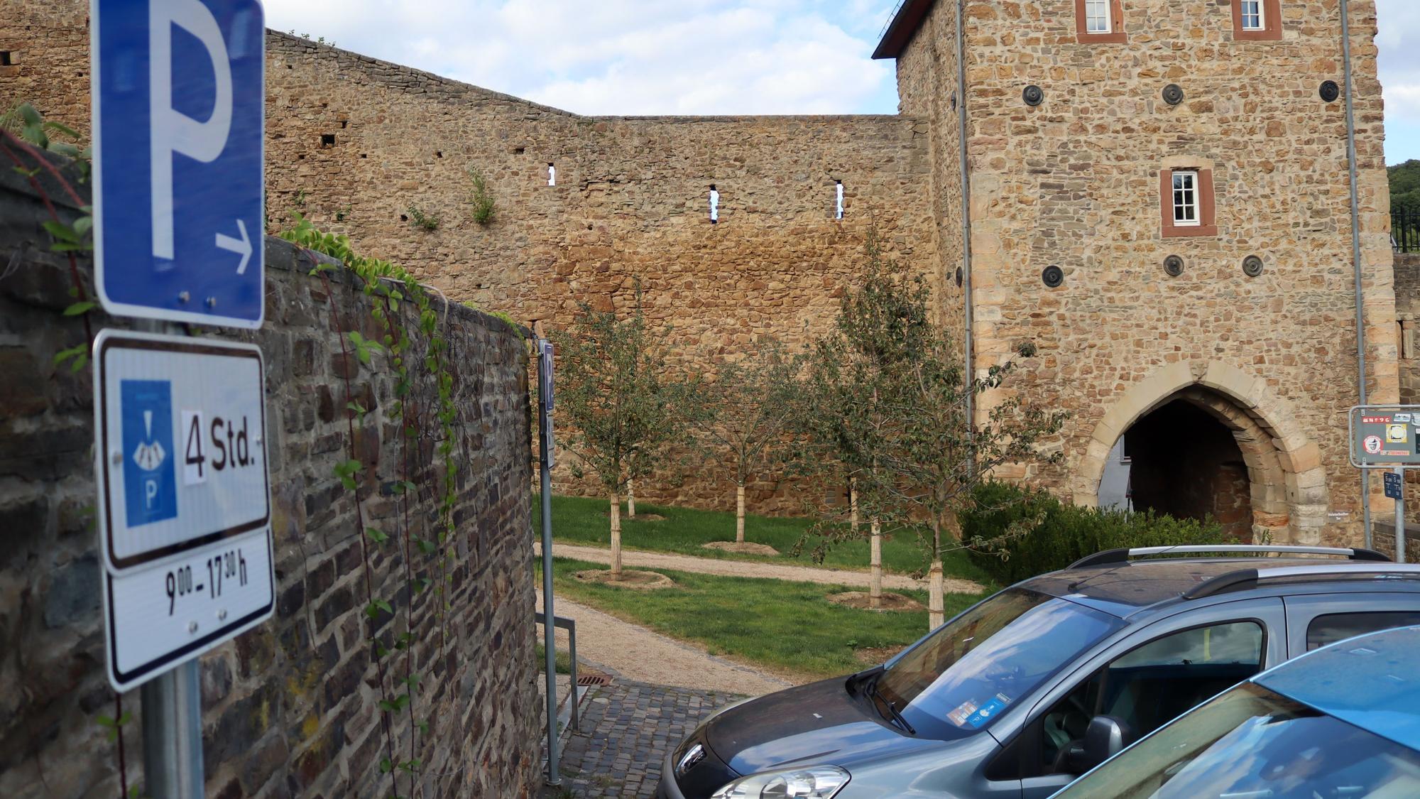 Zwei Autos stehen auf den beiden Parkplätzen vor dem Heisterbacher Tor in Bad Münstereifel.
