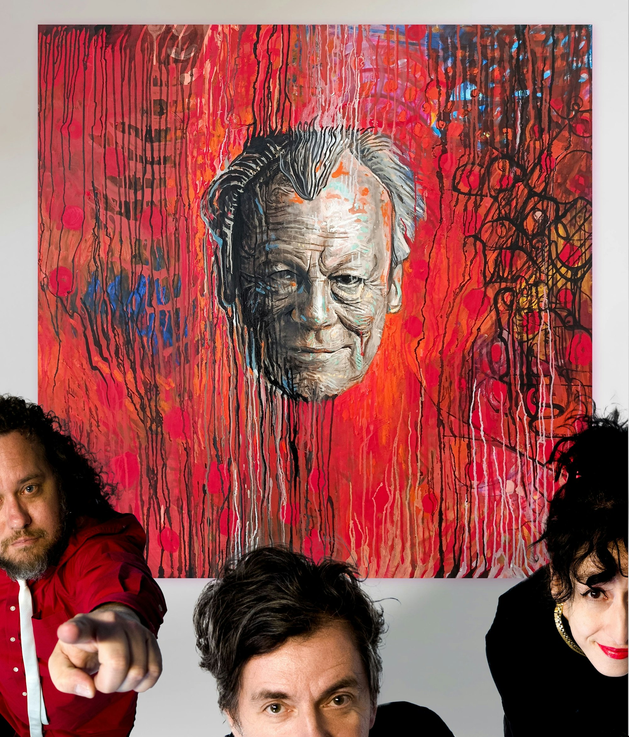 Das Bild zeigt die Band Angelika Express vor dem Gemälde des Motivs des Covers zum Album „Verzerrer“. Foto: Angeliak Express