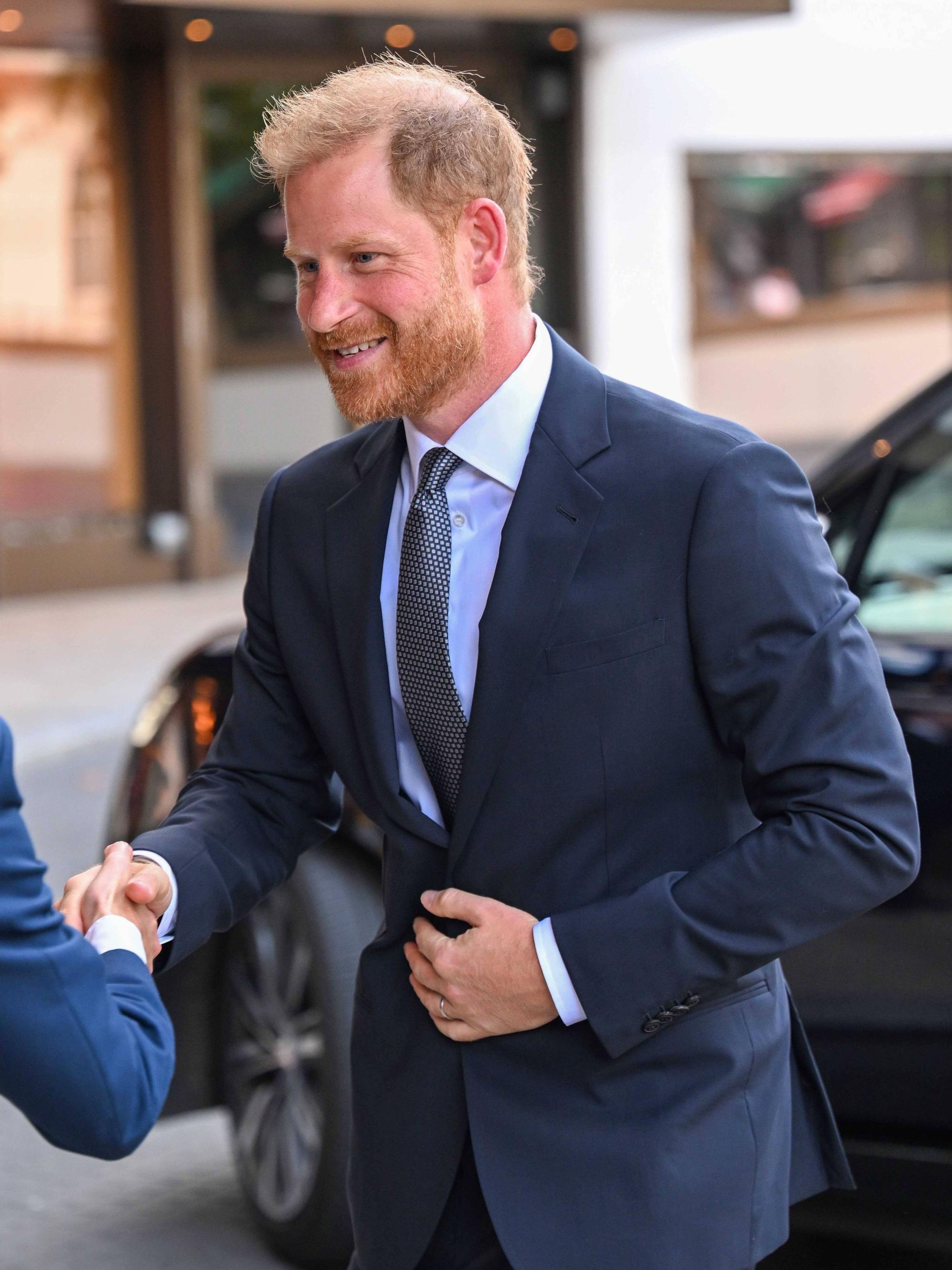 Prinz Harry schüttelt Hände.