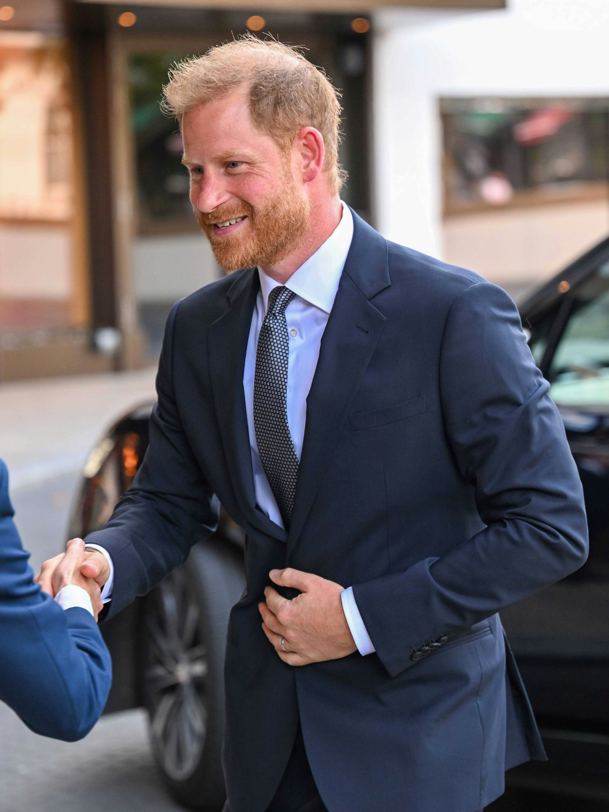 Prinz Harry schüttelt Hände.