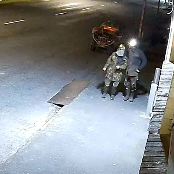 Eine Sicherheitskamera nahm Tom Phillips und seinen Sohn bei einem Einbruch auf.