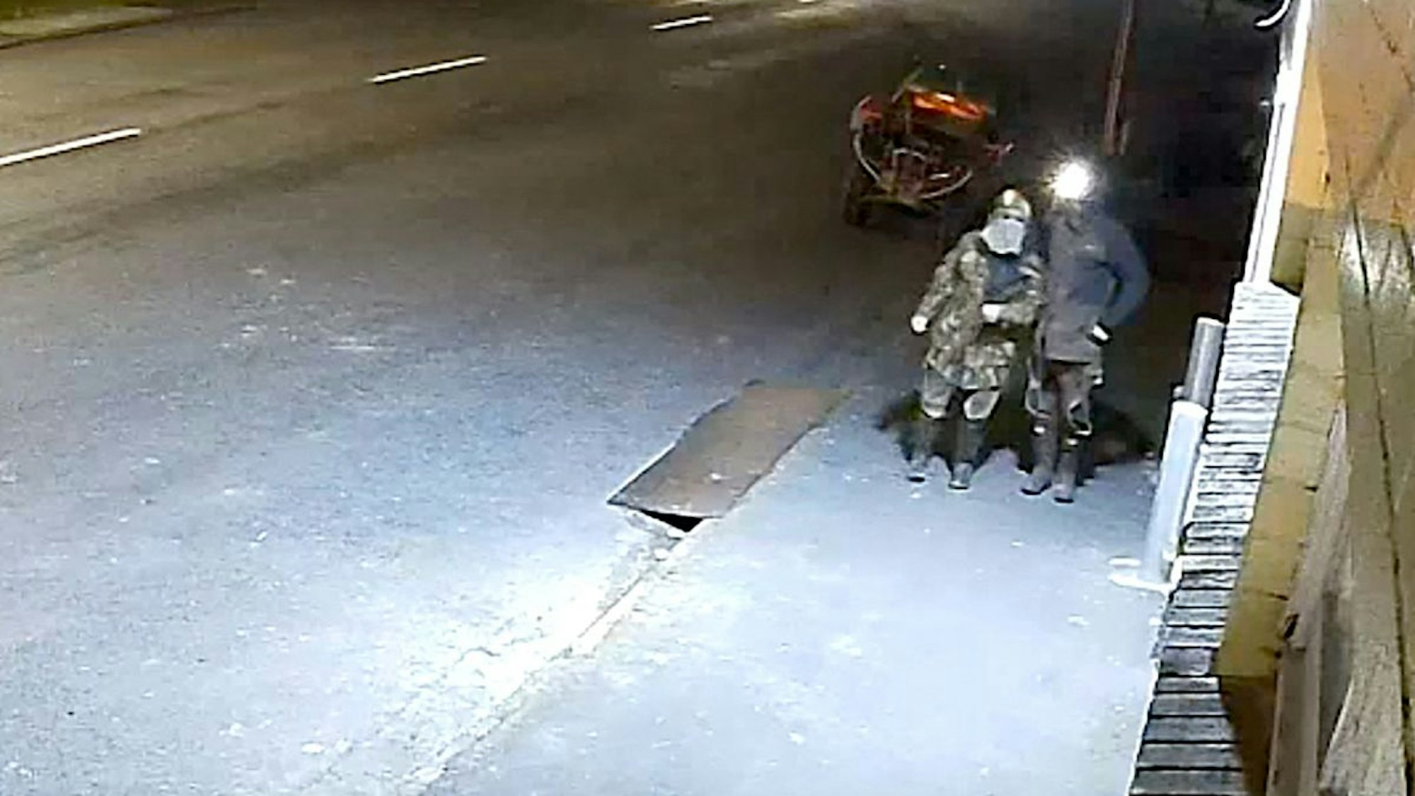 Eine Sicherheitskamera nahm Tom Phillips und seinen Sohn bei einem Einbruch auf.