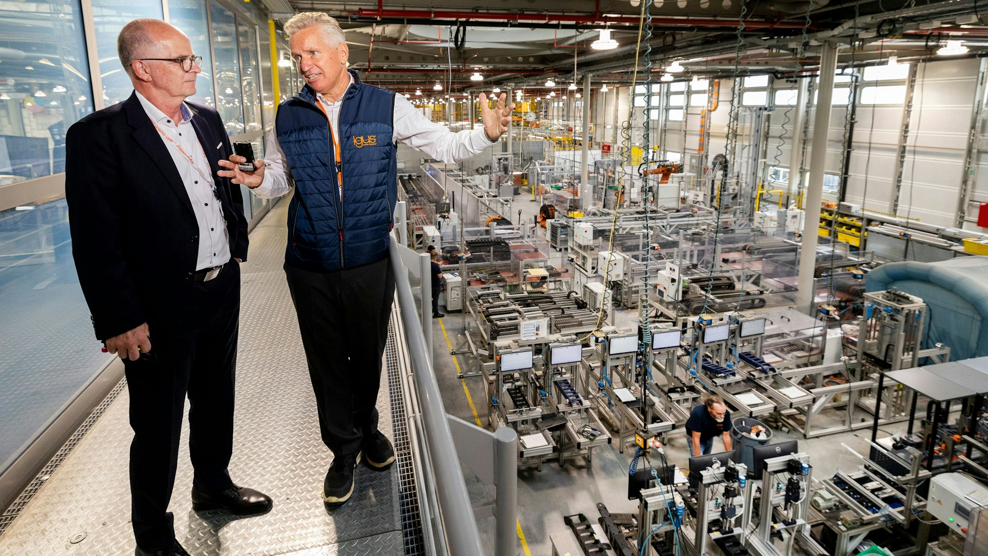 Markus Greitemann (links), Kandidat der CDU für das Amt des Oberbürgermeisters in Köln, besucht die Firma Igus und deren Geschäftsführer Frank Blase.