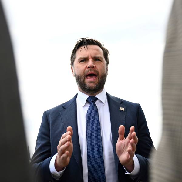 US-Vizepräsident JD Vance spricht zu Reportern.