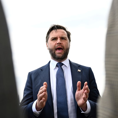 US-Vizepräsident JD Vance spricht zu Reportern.