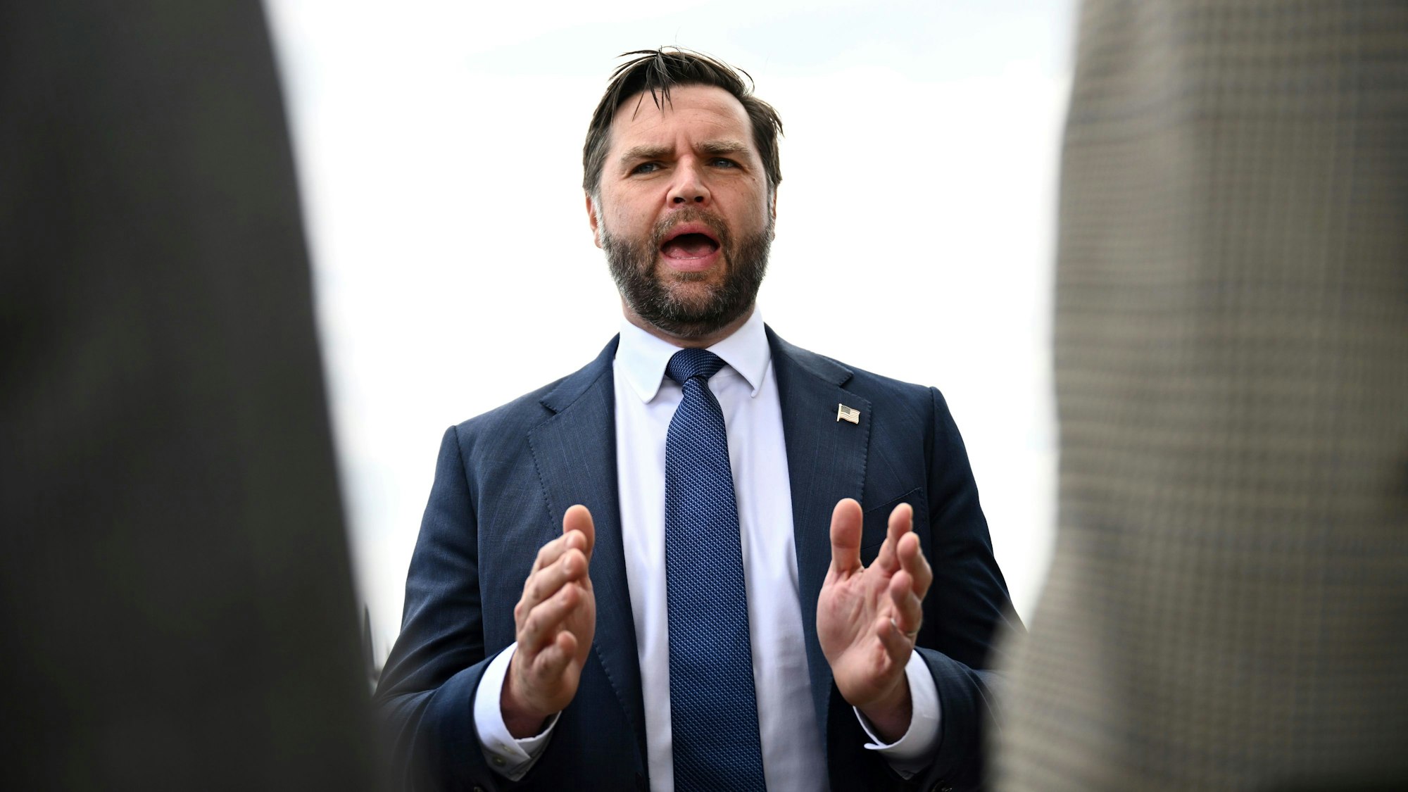 US-Vizepräsident JD Vance spricht zu Reportern.