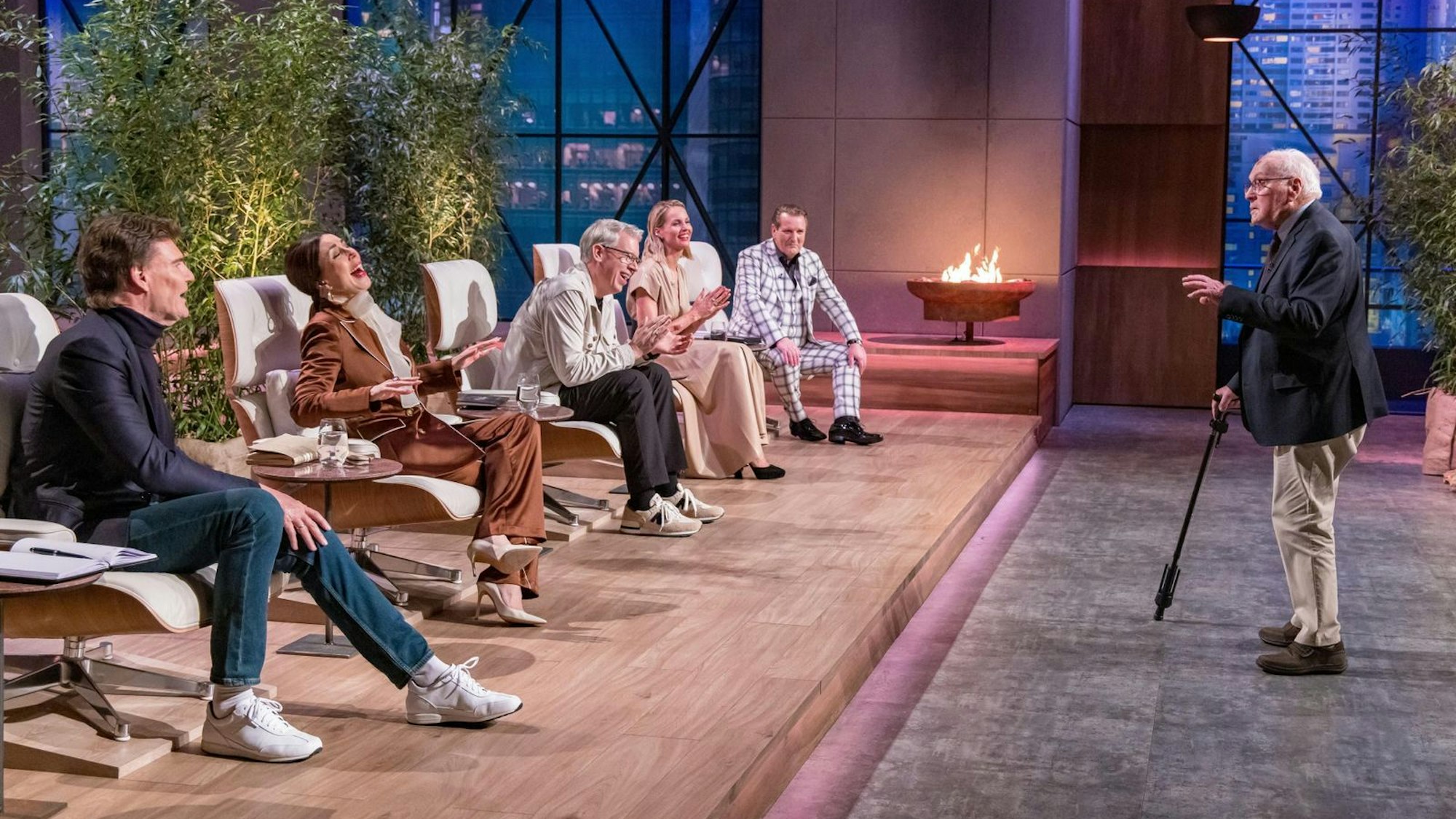 Ein 98-Jähriger, der alle Lacher auf seiner Seite hat: Opa Heinz wickelte die Löwinnen und Löwen um seinen kleinen Finger. Und ein tolles Geheimrezept, fürs Alt-Werden hat er auch. (Bild: RTL / Bernd-Michael Maurer)