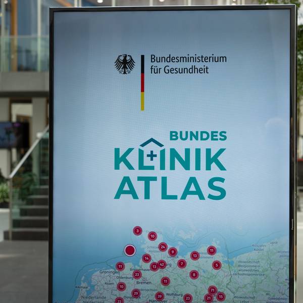 Ein Display im Foyer der Bundespressekonferenz zeigt den neu online geschalteten Bundes-Klinik-Atlas.